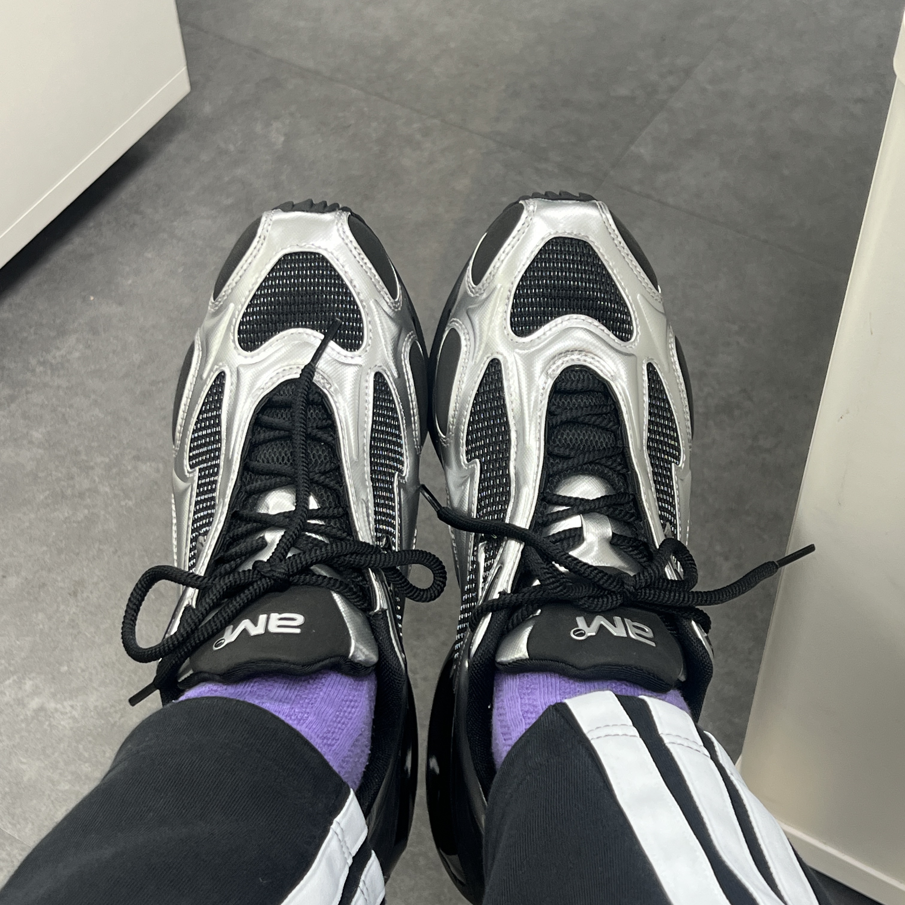 (W) Nike Air Max Muse Black and Metallic Silver 착용 스타일