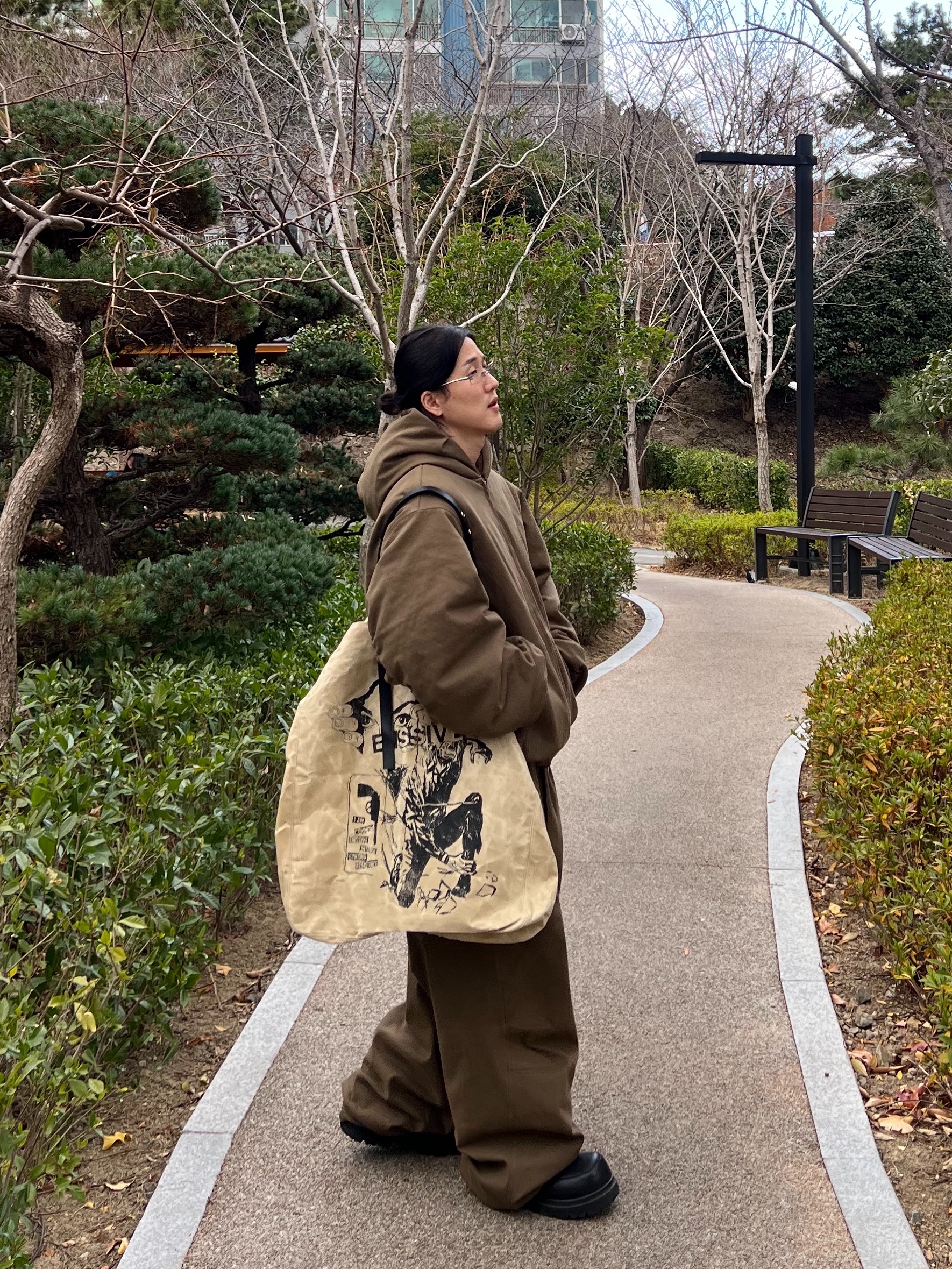 Nonnod Moleskin Shirring Bomber Khaki Brown, Nonnod Moleskin Track Pants Khaki Brown 착용 스타일 - 1