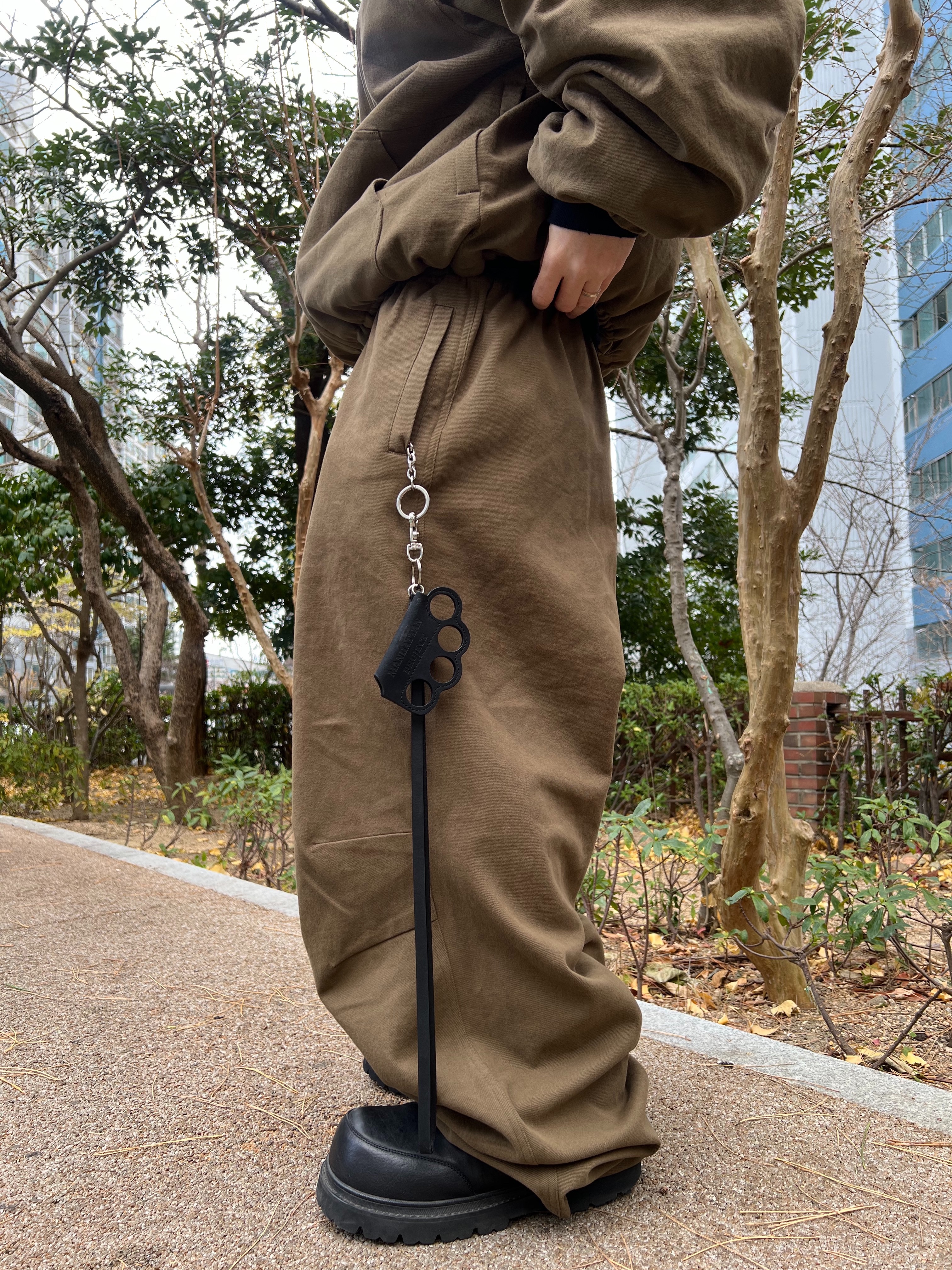 Nonnod Moleskin Shirring Bomber Khaki Brown, Nonnod Moleskin Track Pants Khaki Brown 착용 스타일 - 6