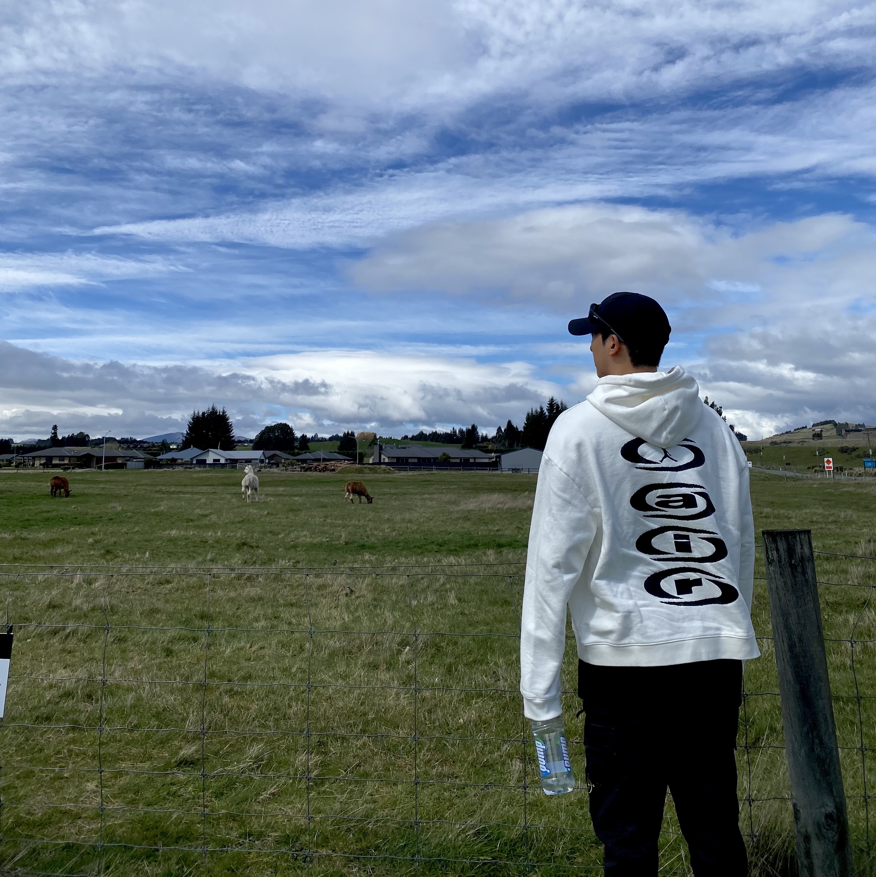 Jordan x Travis Scott Pullover Hoodie Sail (DZ5502-133), Stone Island 313L1 T.CO+OLD Cargo Pants Black - 22FW 착용 스타일