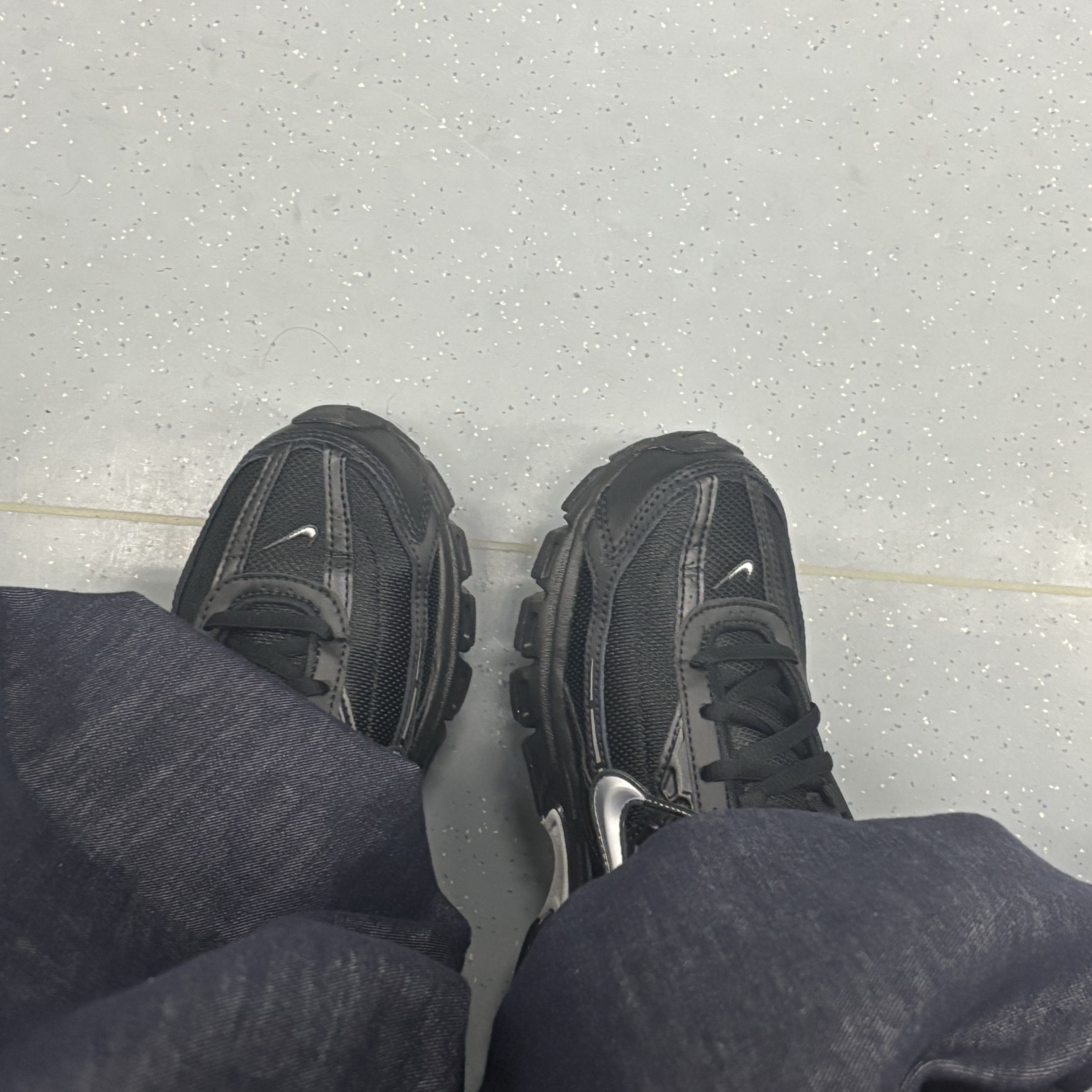 Nike Initiator Black Metallic Silver 착용 스타일