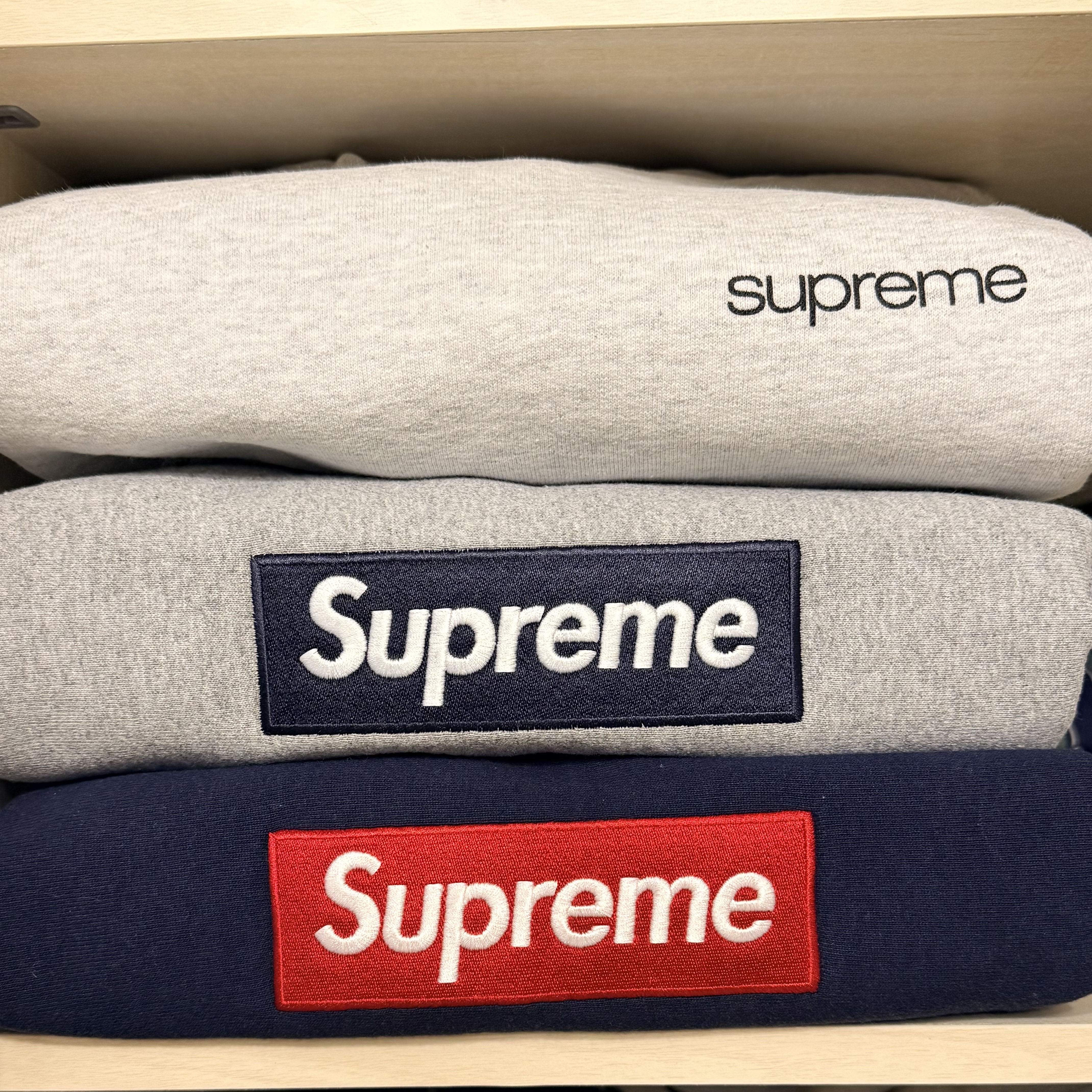 Supreme Box Logo Hooded Sweatshirt Heather Grey - 25FW, Supreme NYC Crewneck Ash Grey - 23FW 착용 스타일 - 2