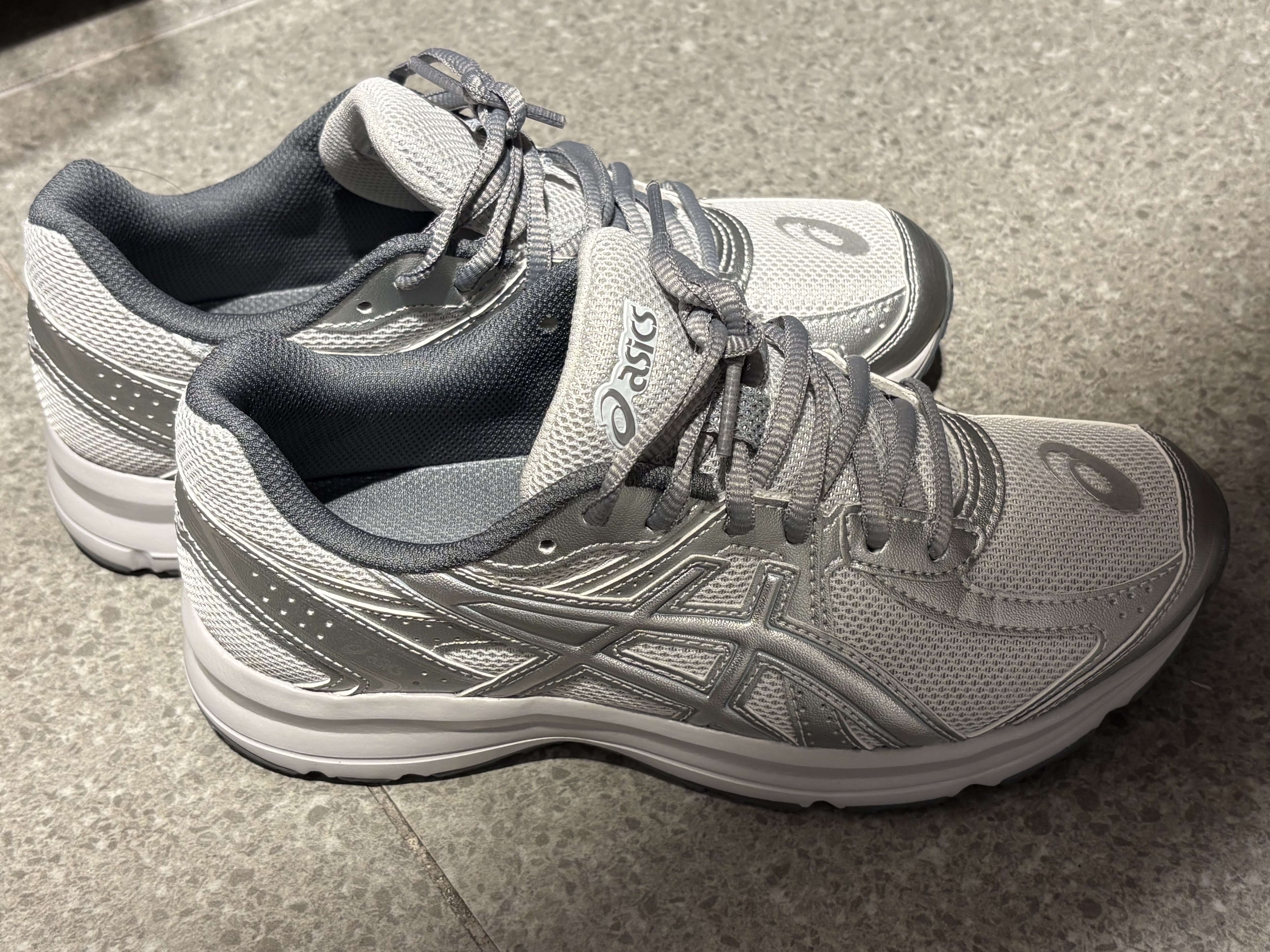 Asics Jog 100 S SMU Glacier Grey Pure Silver - 2E Wide 착용 스타일