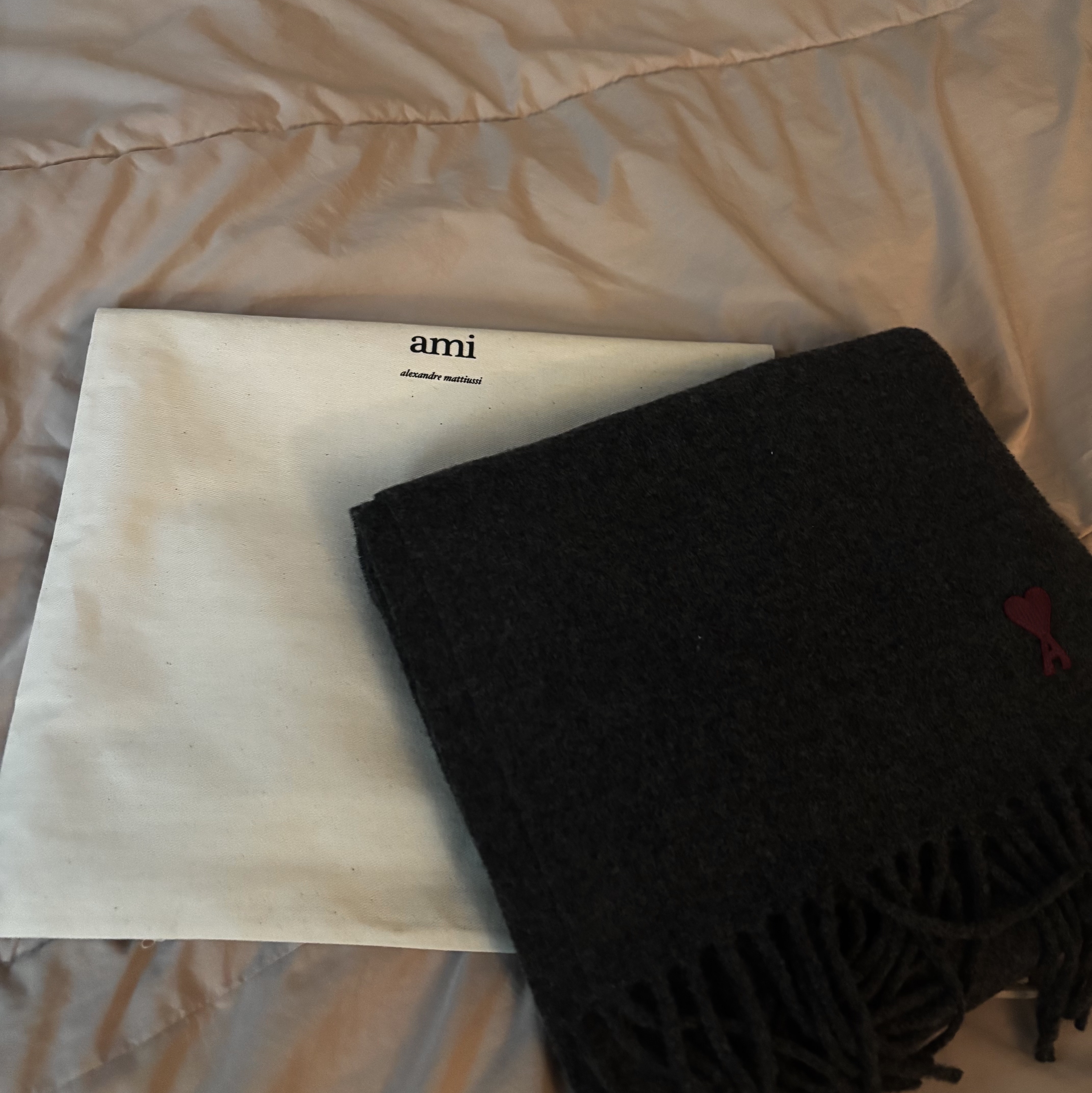 AMI de Coeur Muffler Dark Grey 착용 스타일
