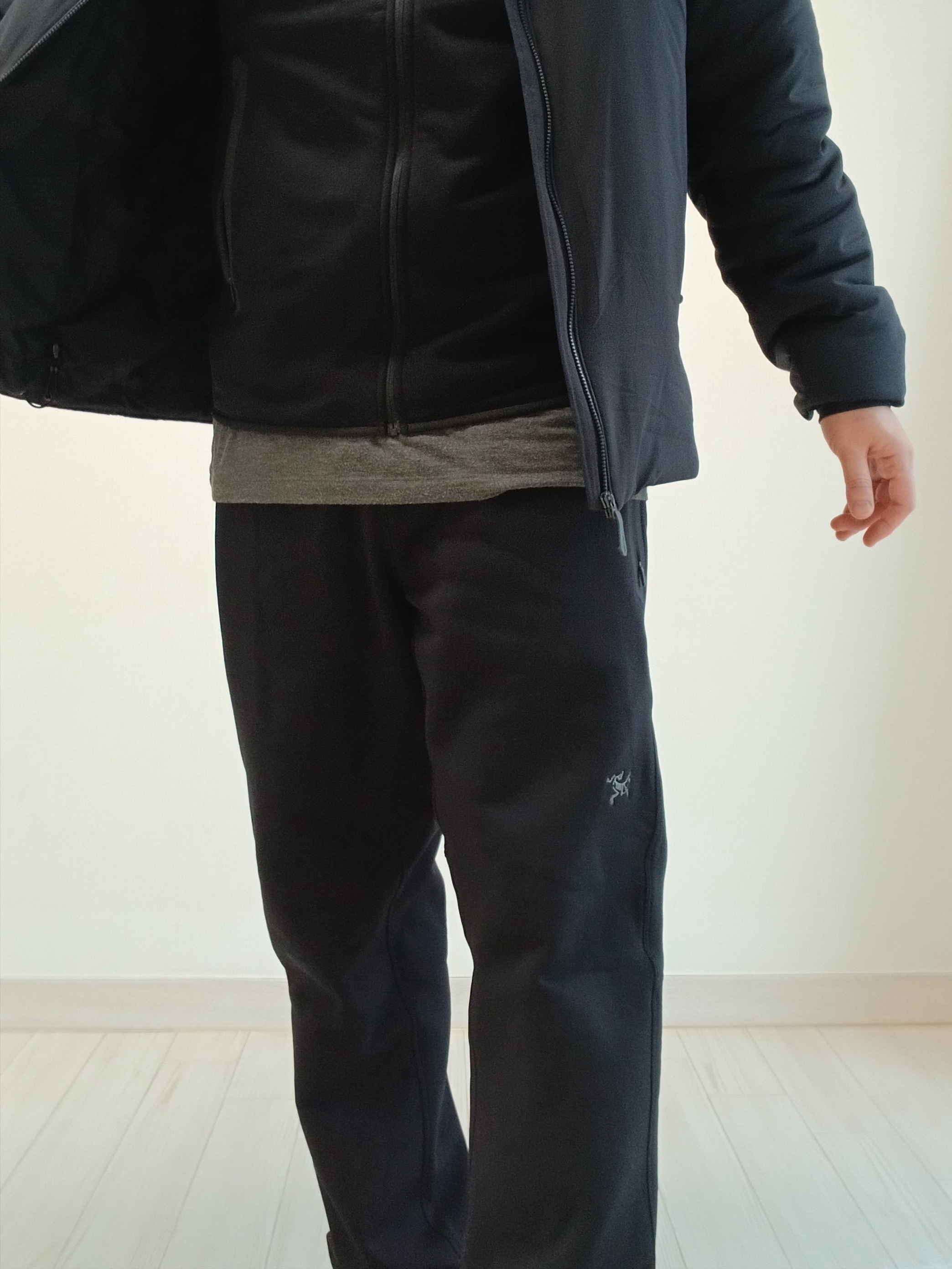 Arc'teryx Atom Heavyweight Hoody Black, Arc'teryx Kyanite Pants Black 착용 스타일 - 4