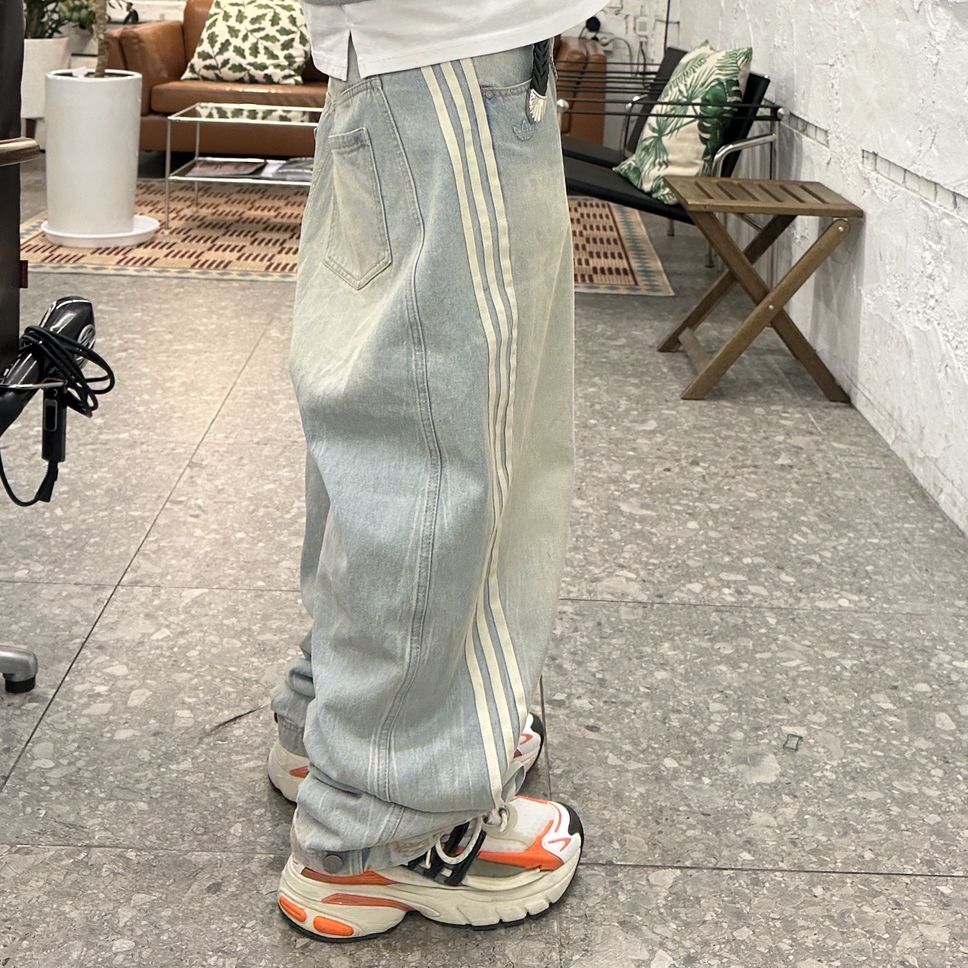 (W) Adidas Adilenium Season 3 Banana Fitted Washed Denim Pants Blue - KR Sizing, Adidas x Pharrell Williams Adistar Jellyfish Focus Olive Core Black 착용 스타일 - 2