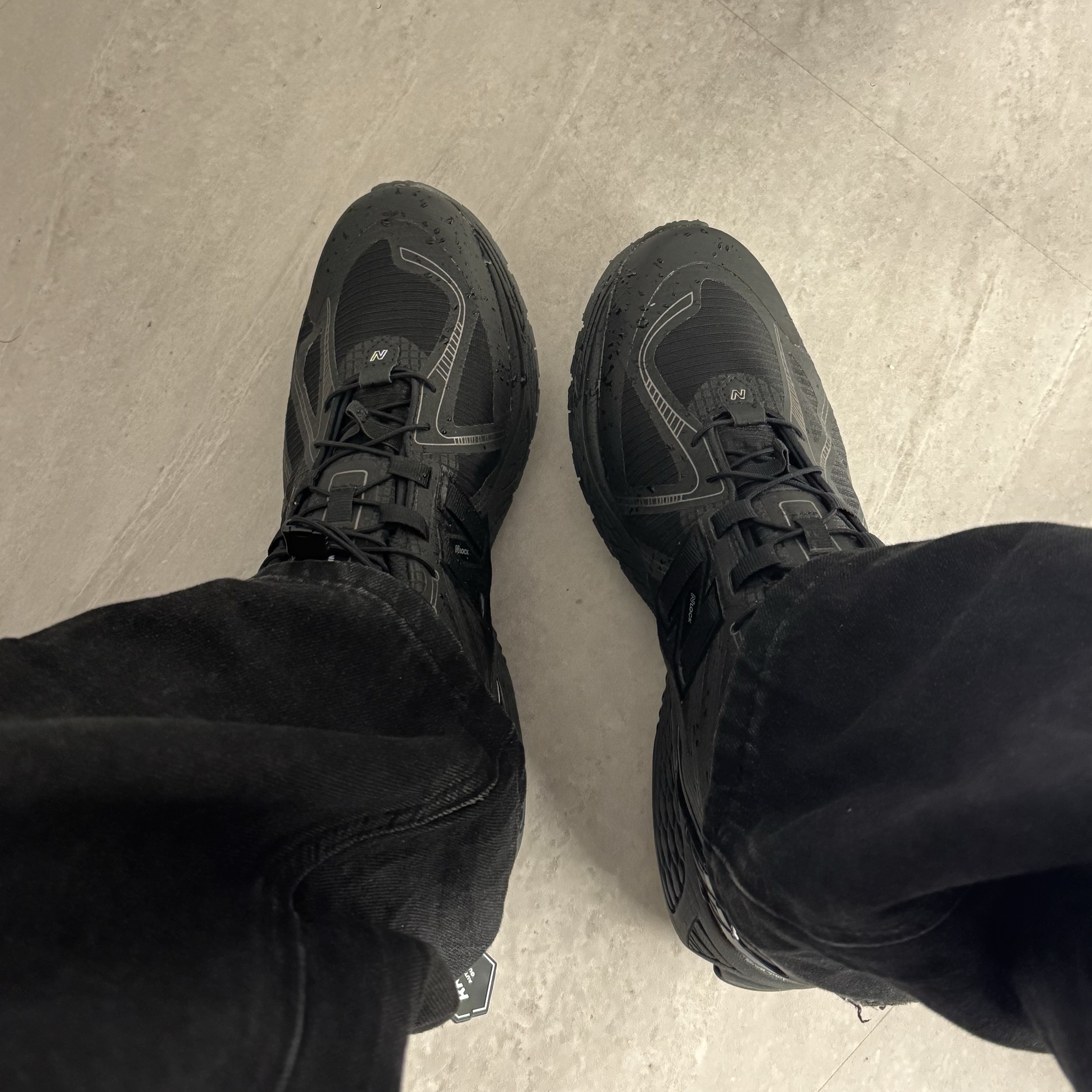New Balance 1906R Black Dark Silver Metalic 착용 스타일 - 1