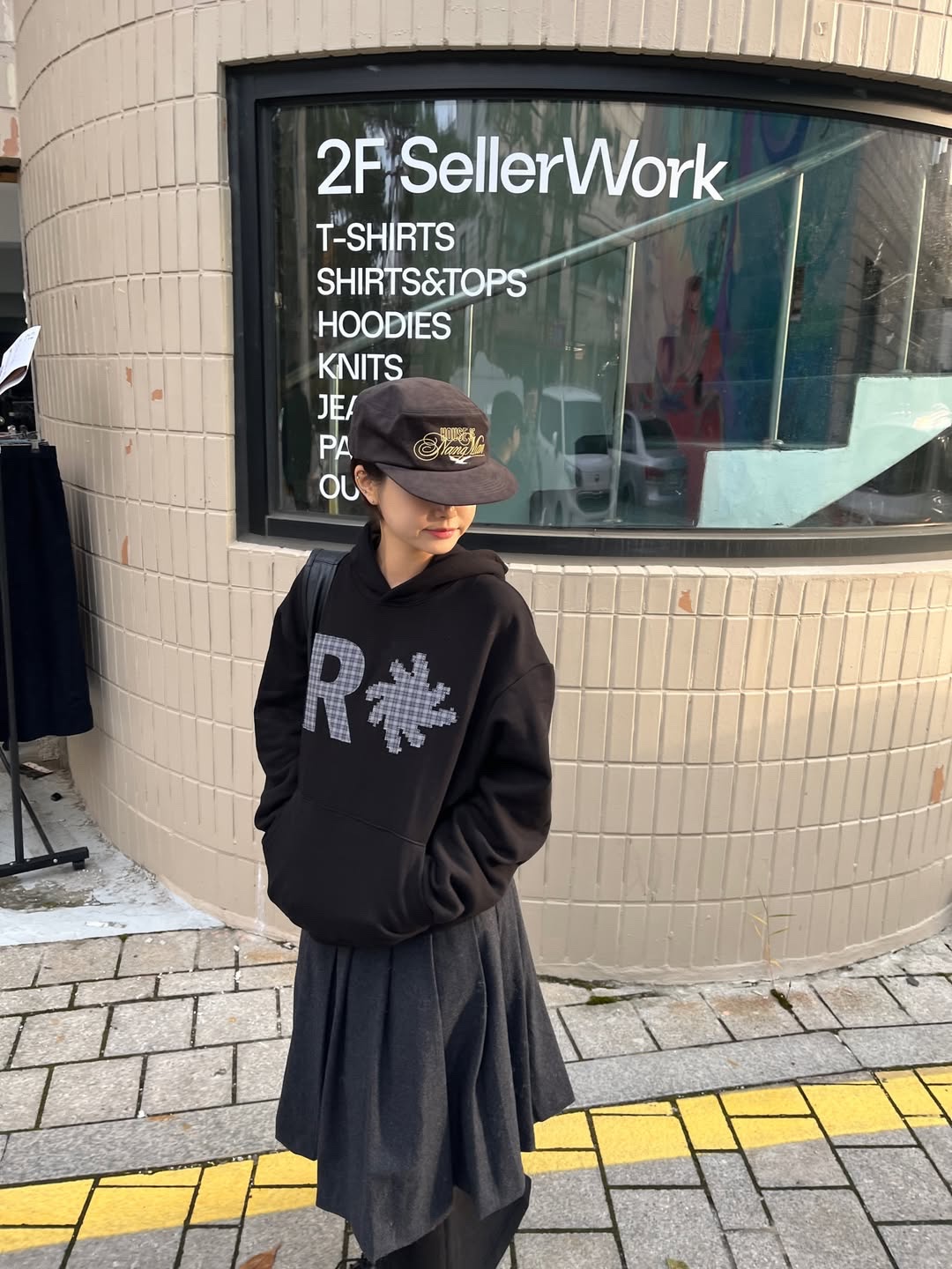 SLOW RECORD HOUSE Check Patch Hoodie Black 착용 스타일 - 2