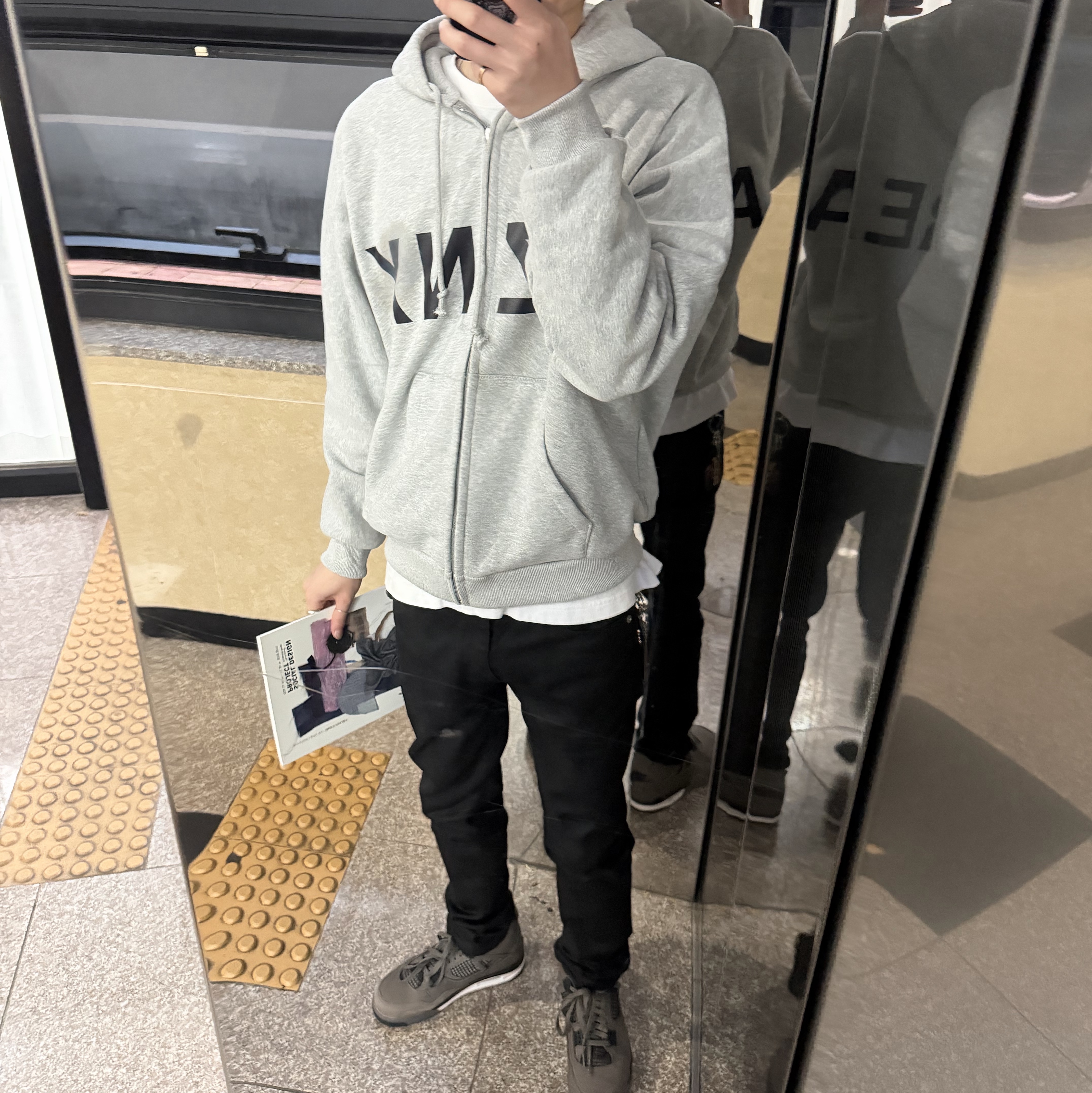 Yeezy HD-10 Grey - Korea Limited, Jordan 4 Retro Cave Stone and Black 착용 스타일 - 3