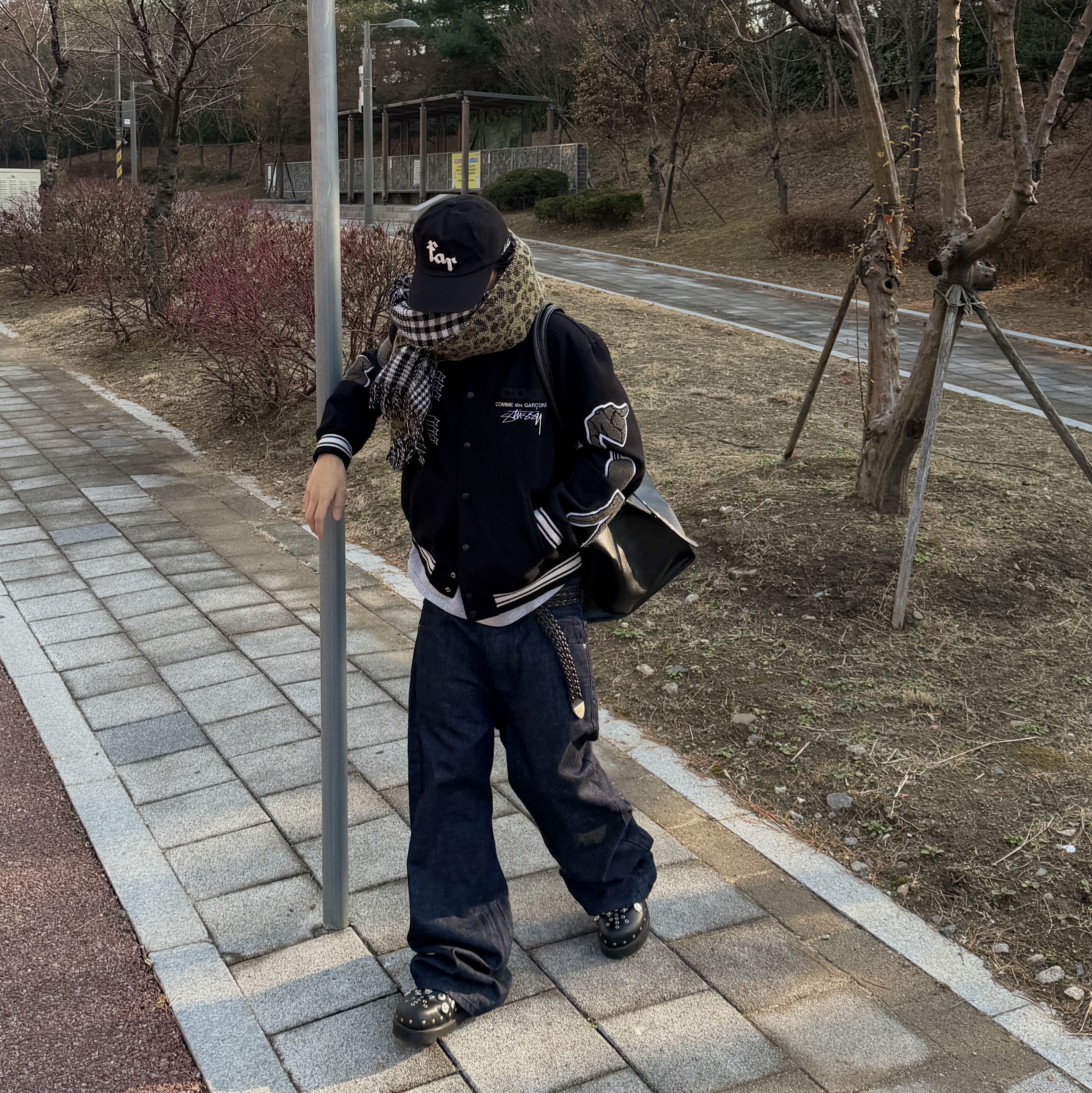 Toga Virilis AJ1066 Mules Leather Black, (W) Toga Pulla AJ1058 Mules Black 착용 스타일 - 1