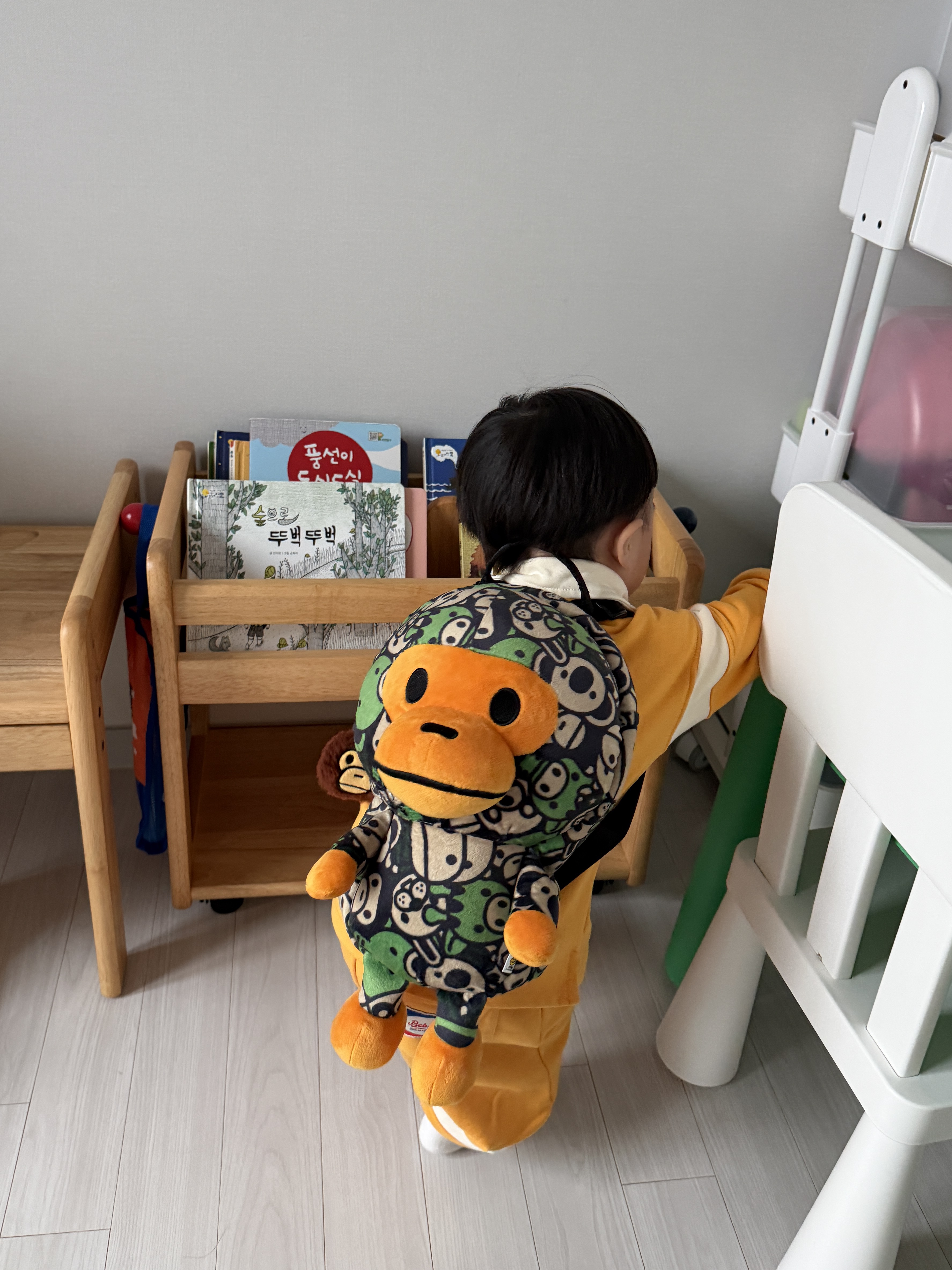 BAPE Baby Milo Plush Backpack Green 착용 스타일 - 1