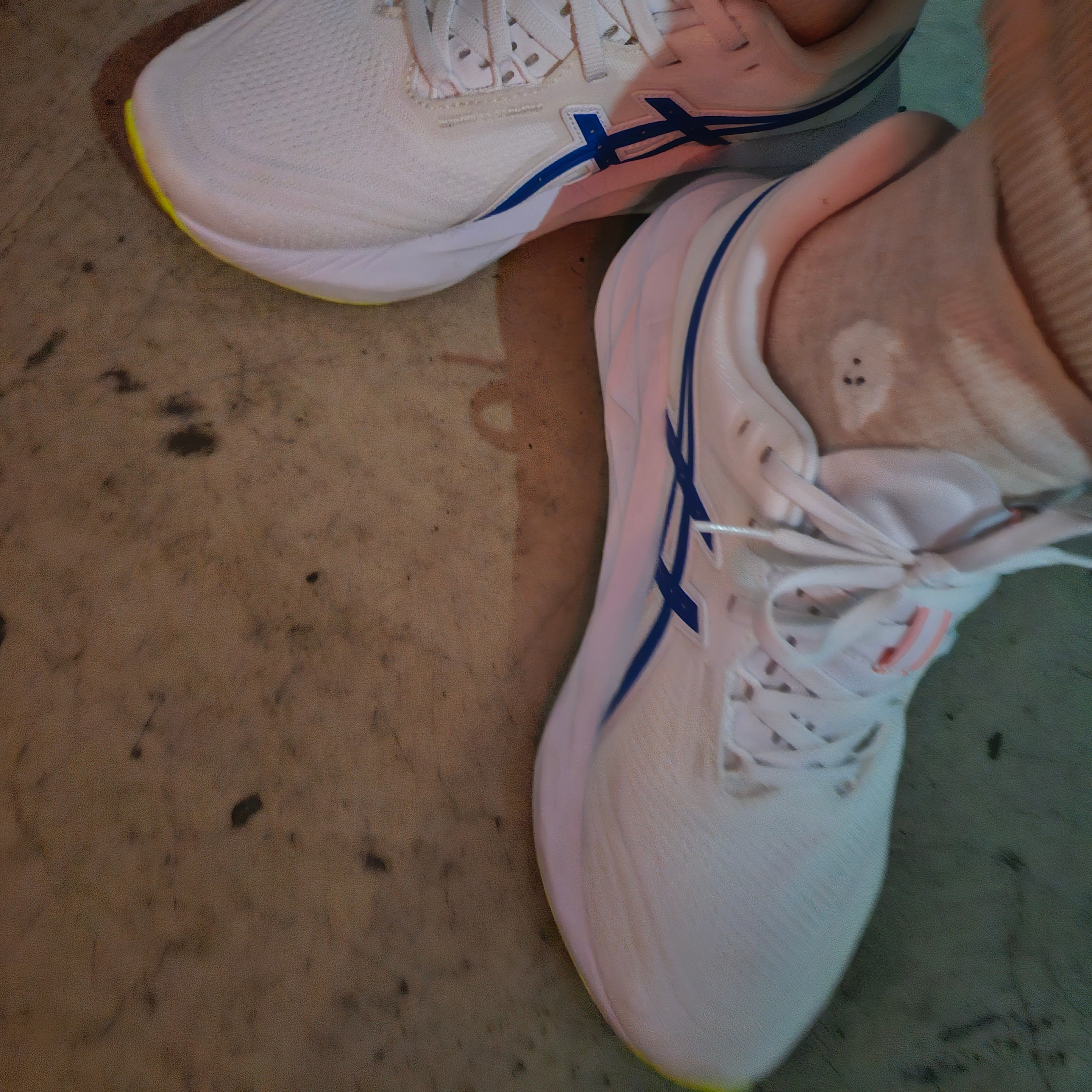 (W) Asics Novablast 5 White Tuna Blue 착용 스타일 - 2