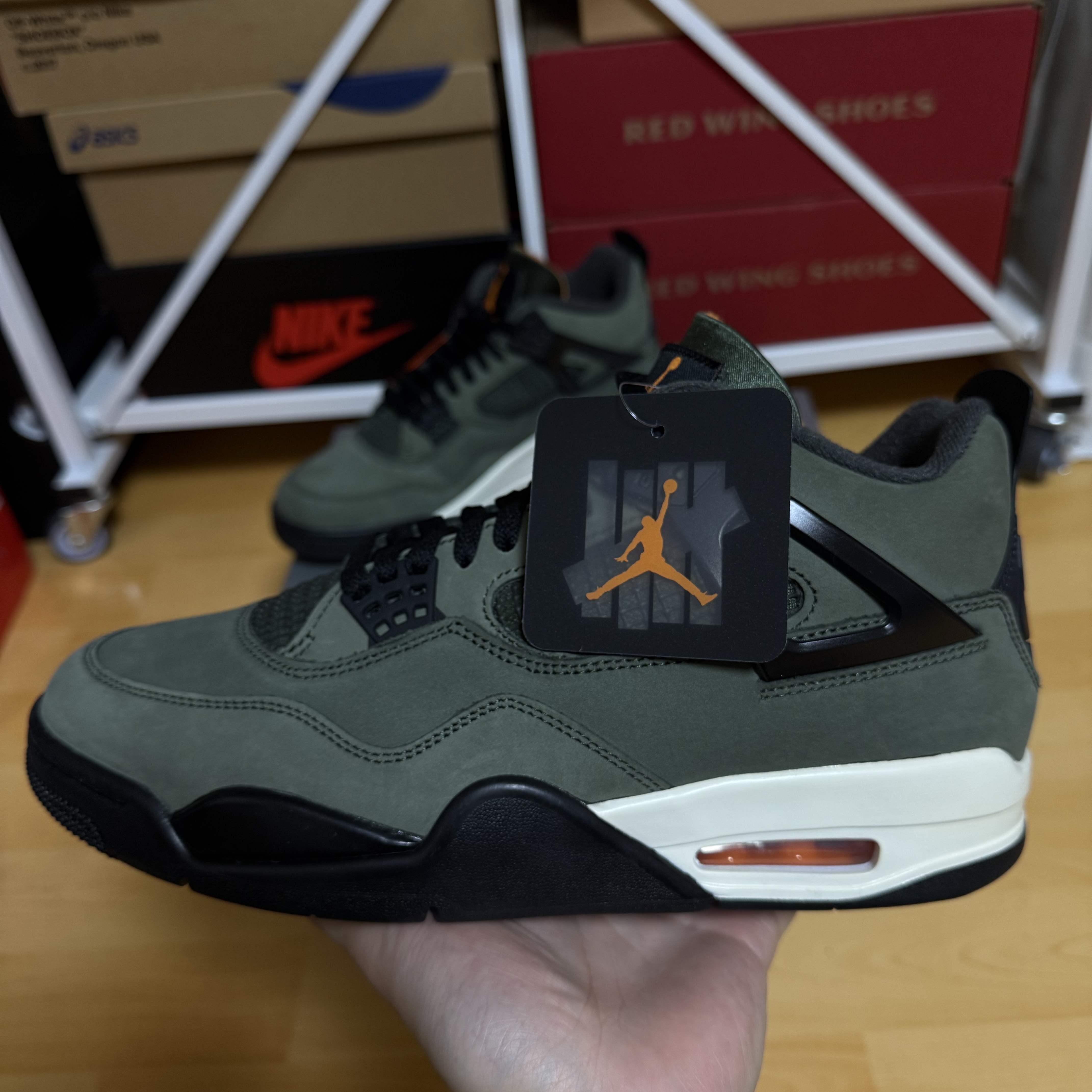 Jordan 4 x Undefeated Retro OG SP Deep Green and Clementine 착용 스타일 - 3
