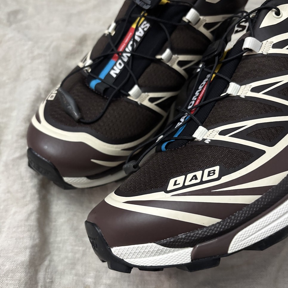 Salomon XT-6 Black Coffee French Roast 착용 스타일 - 2
