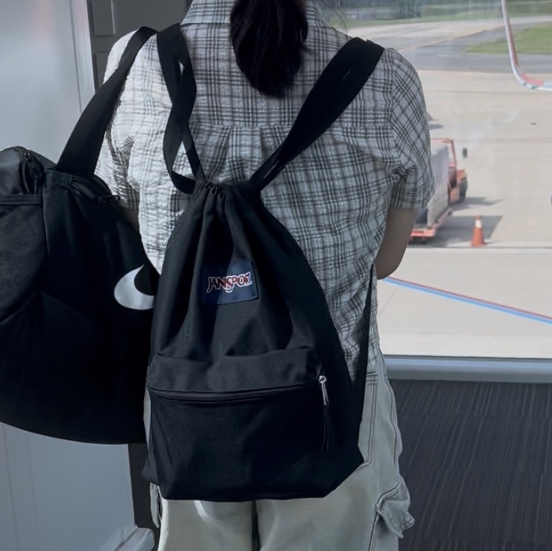 Jansport Draw Sack Black 착용 스타일