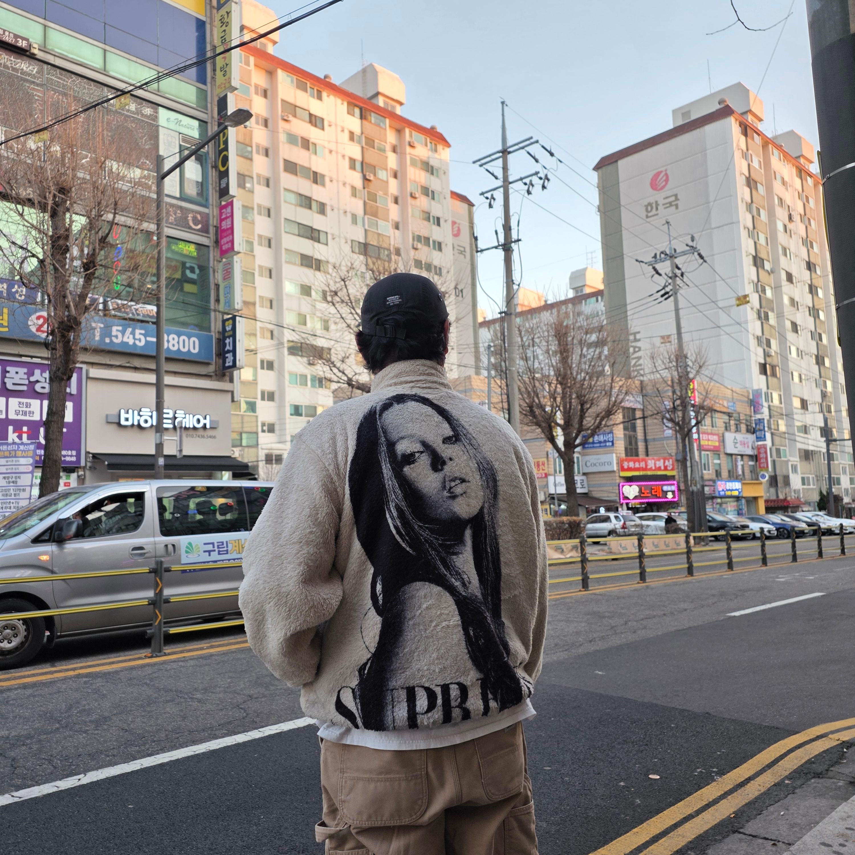 Supreme x Kate Moss Fleece Jacket Natural - 24FW, Supreme Military Camp Cap Black - 25SS 착용 스타일