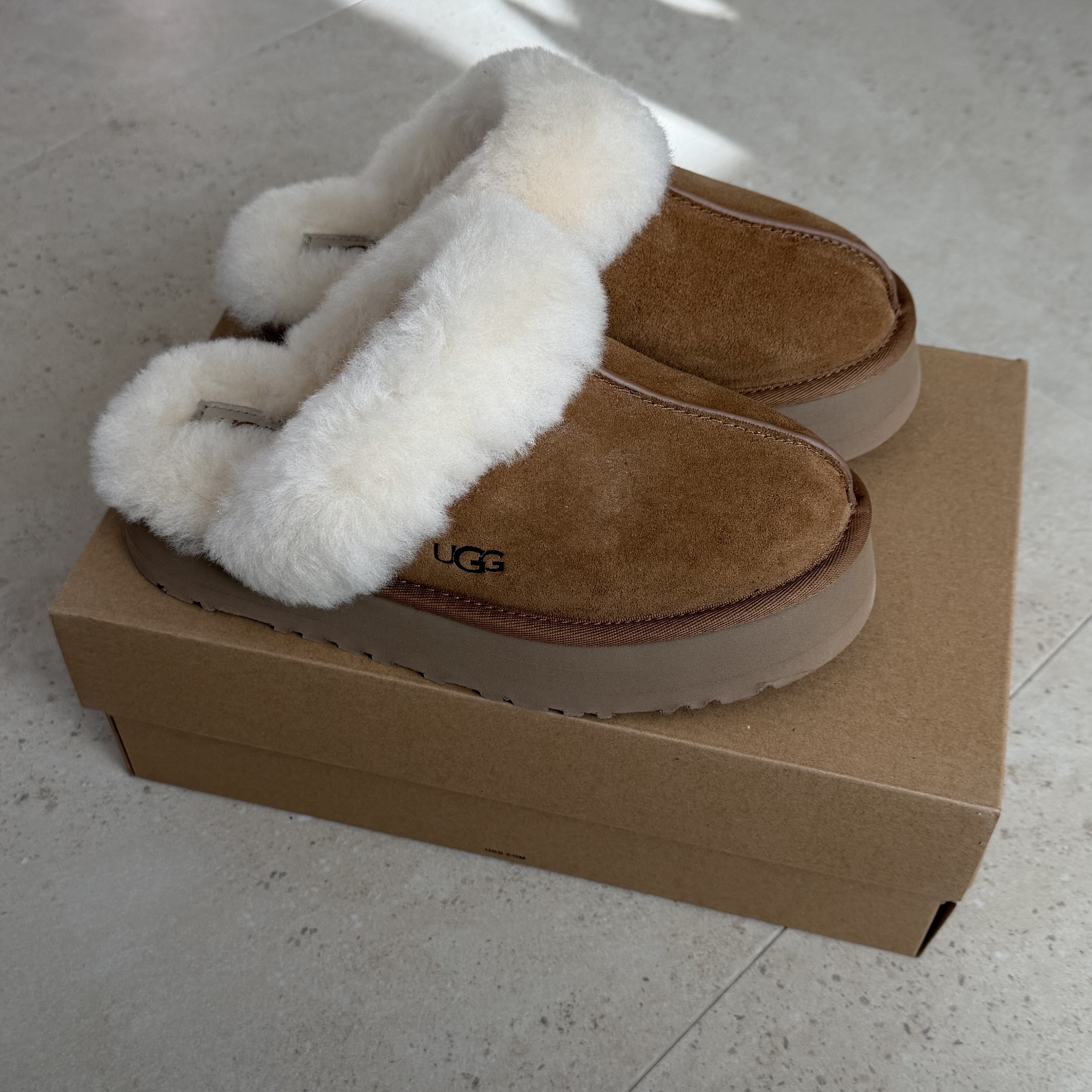 (W) UGG Disquette Slipper Chestnut 착용 스타일
