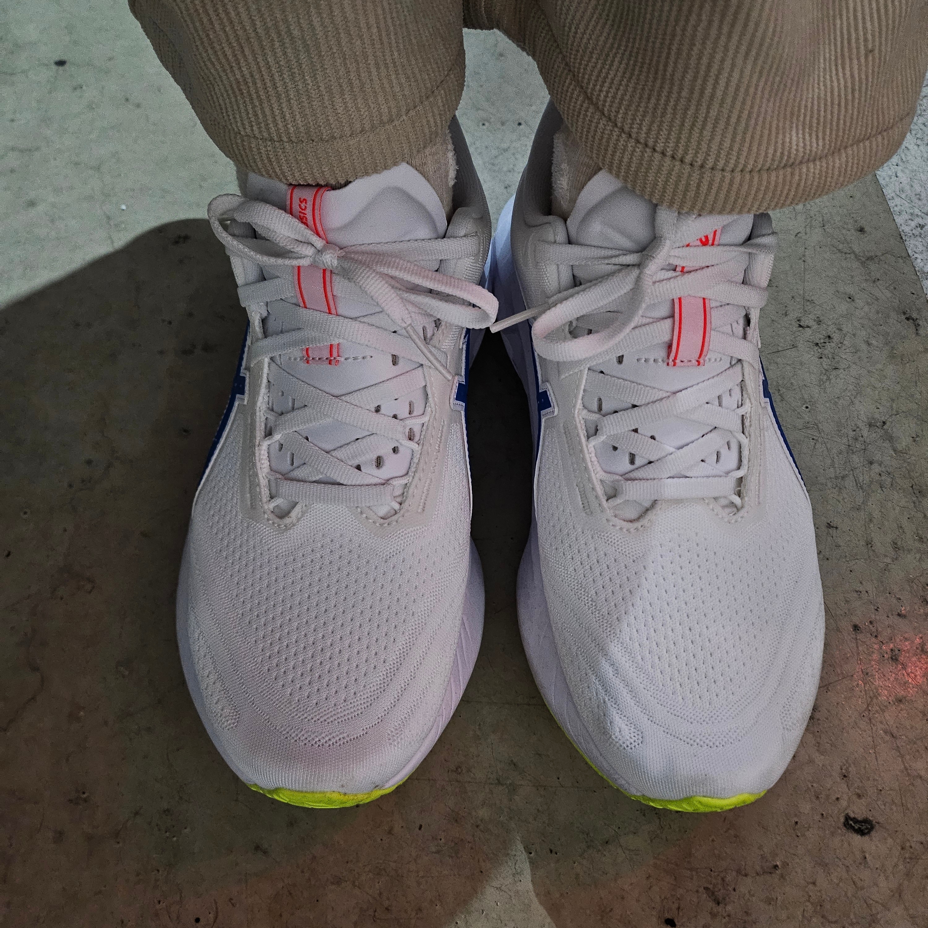 (W) Asics Novablast 5 White Tuna Blue 착용 스타일 - 1