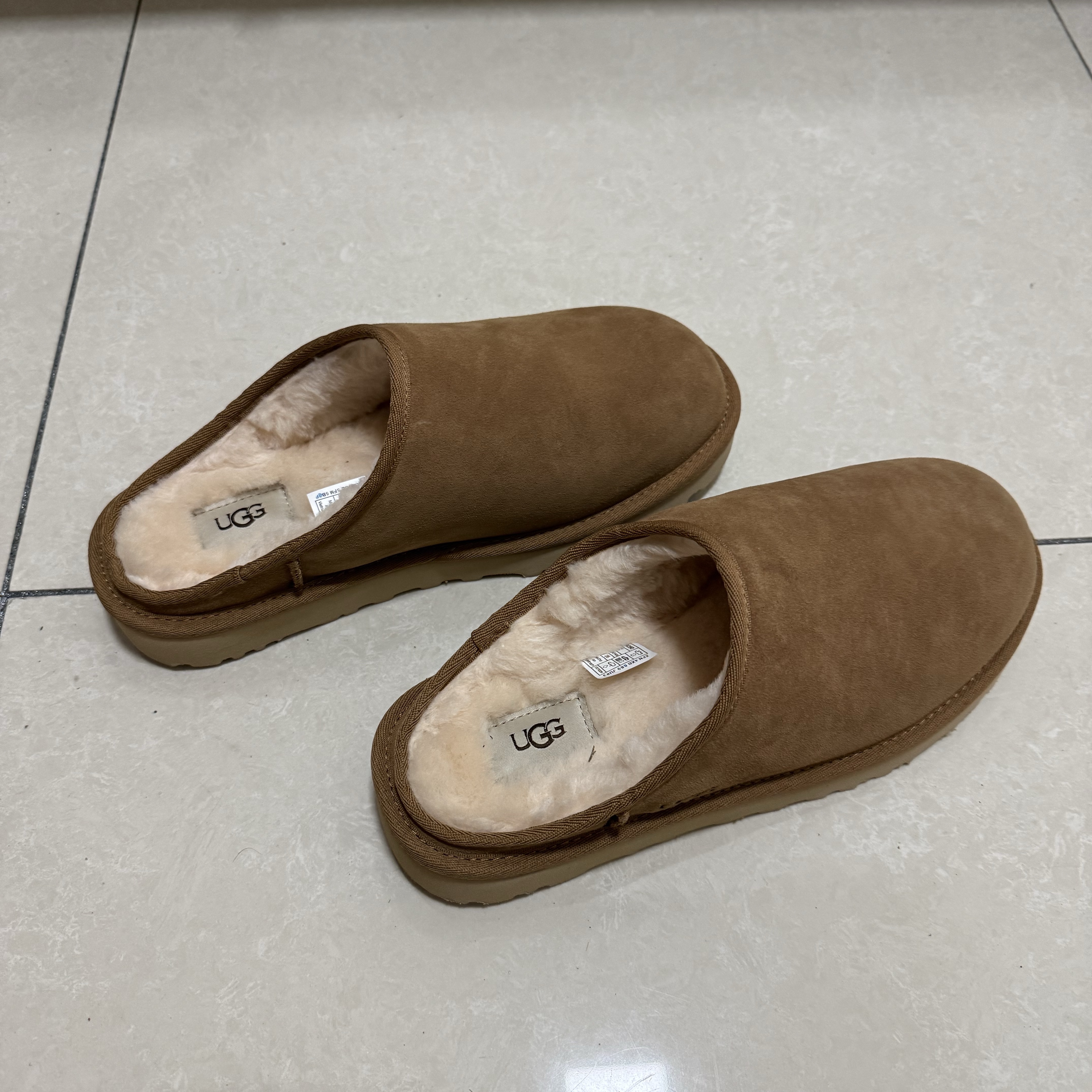 UGG Classic Slip-On Chestnut 착용 스타일