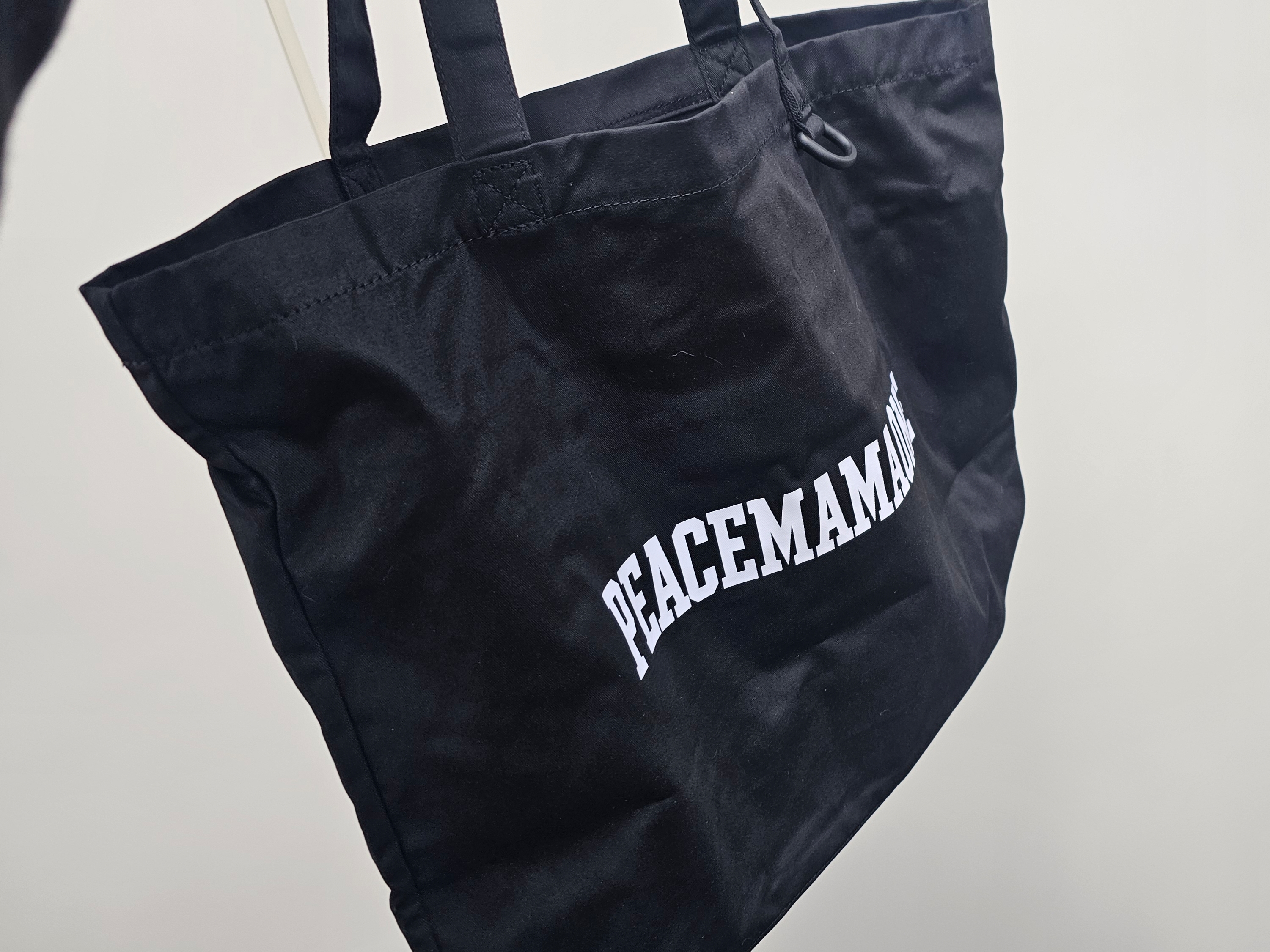 Peaceminusone x 2025 MAMA Awards Peacemamaone Eco Bag Black 착용 스타일 - 2