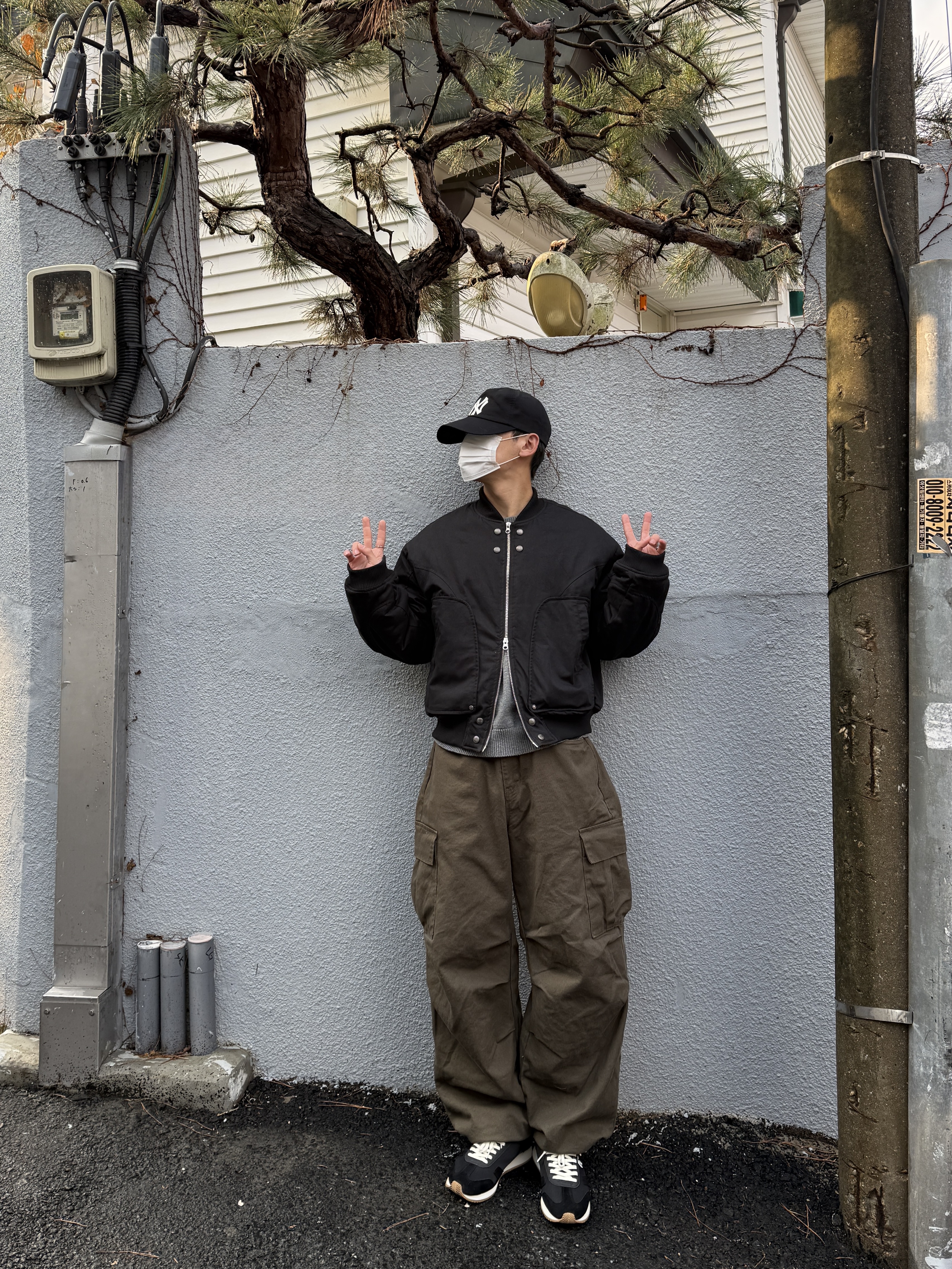 New Era 59Fifty MLB Authentic New York Yankees Game Navy, New Era x MoMA New York Yankees Cap Black 착용 스타일 - 2