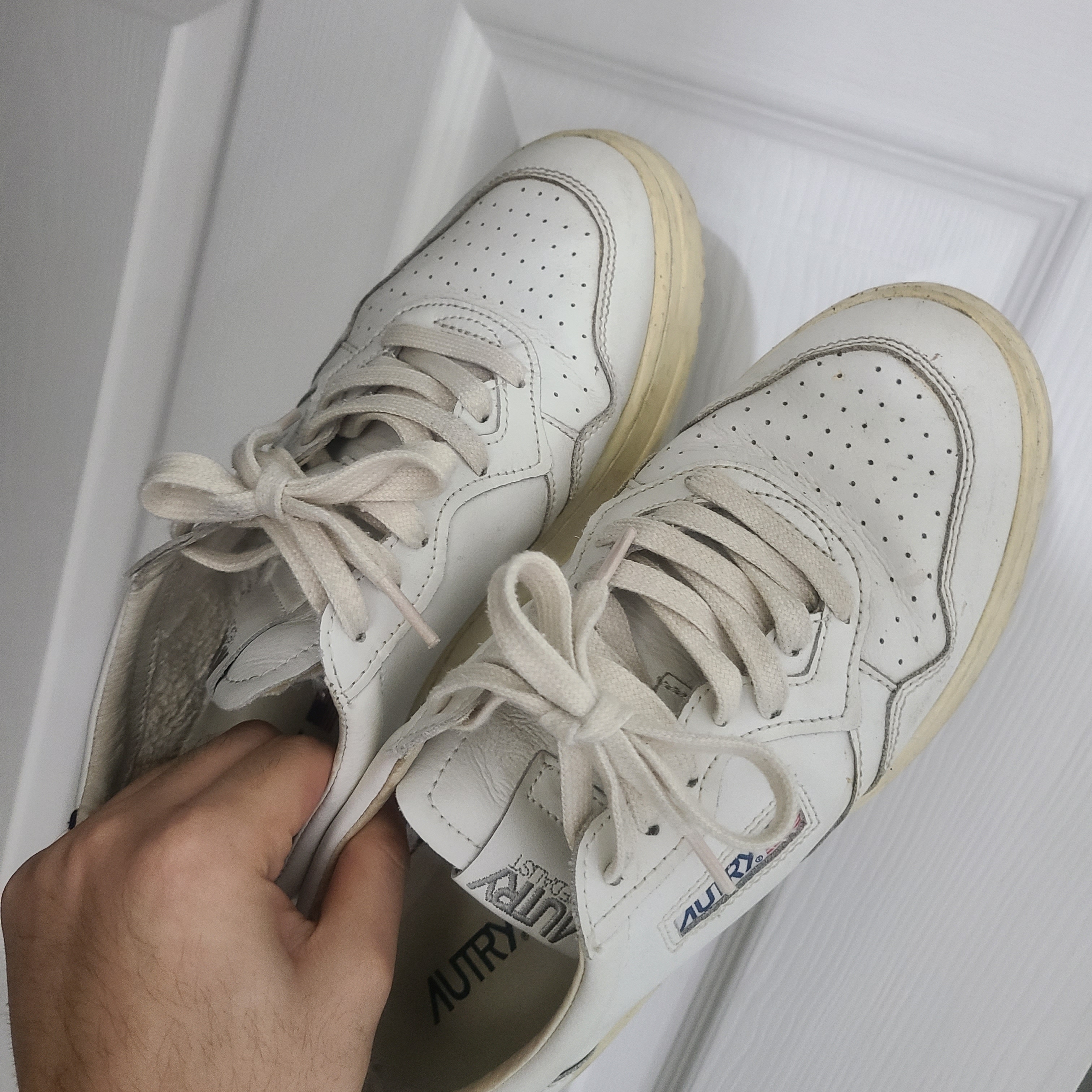 Autry Medalist Low Goatskin Sneakers White 착용 스타일