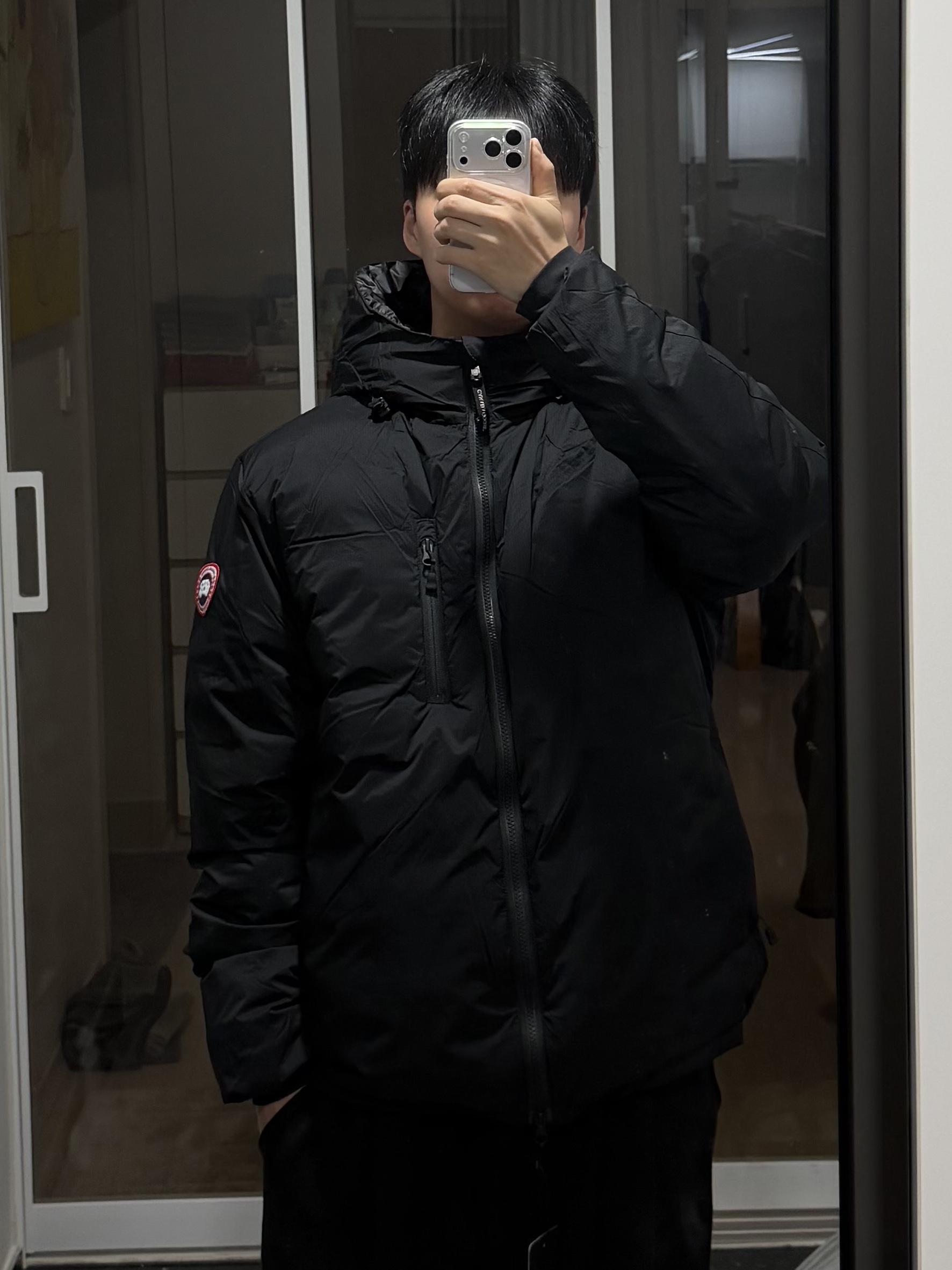 Canada Goose Lodge Down Hoody Matte Finish Black 착용 스타일 - 1