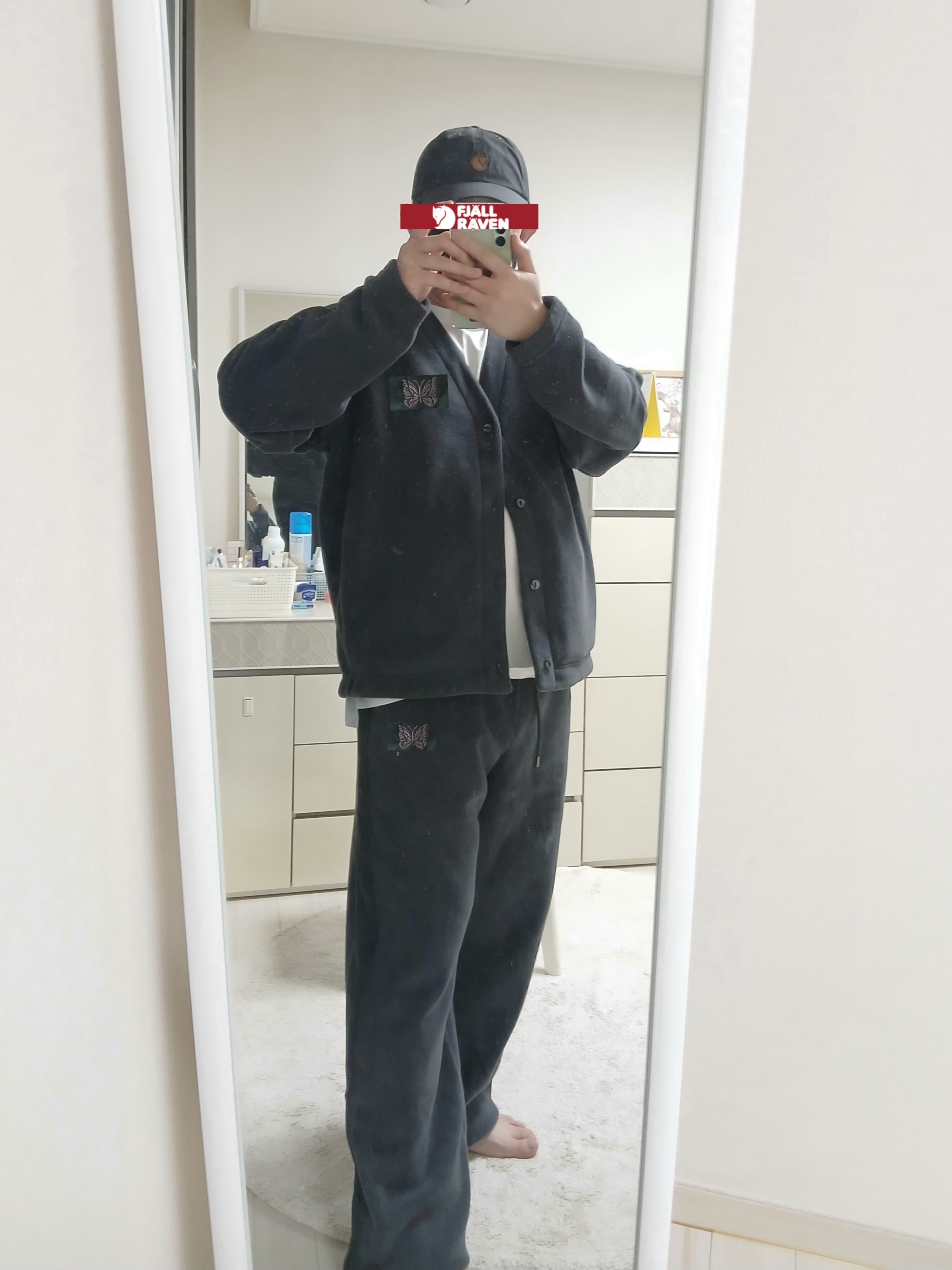 Fjallraven Helags Vidda Cap Dark Grey, Uniqlo x Needles Fleece Wide Pants Dark Gray - KR 착용 스타일 - 3