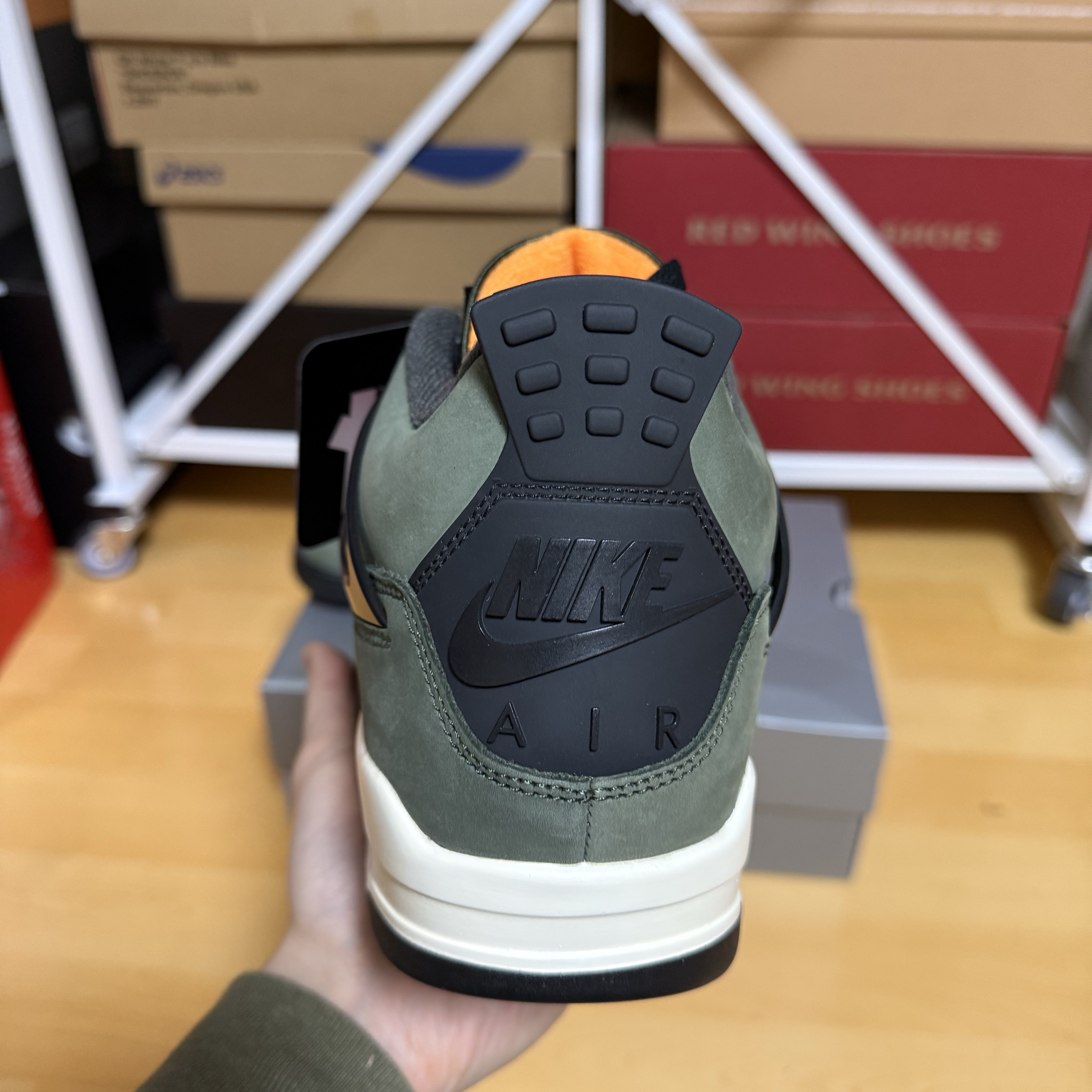 Jordan 4 x Undefeated Retro OG SP Deep Green and Clementine 착용 스타일 - 4