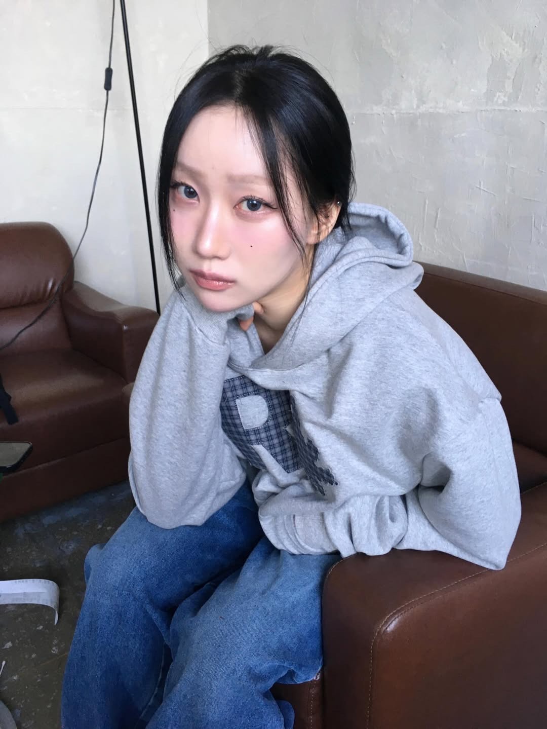 SLOW RECORD HOUSE Check Patch Hoodie Grey 착용 스타일 - 1