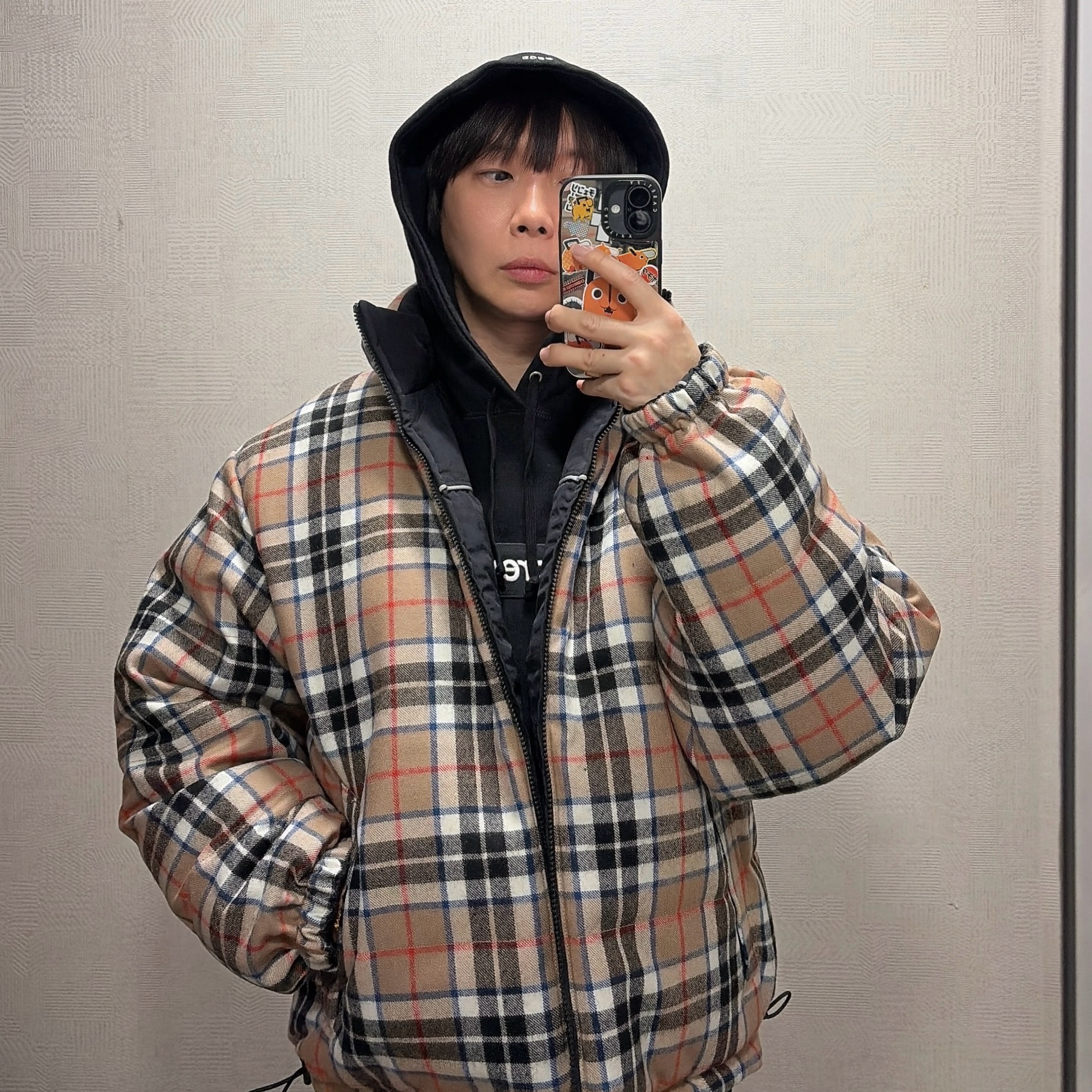 Supreme Reversible Puffer Jacket Black - 24FW, Supreme Box Logo Hooded Sweatshirt Black - 24FW 착용 스타일