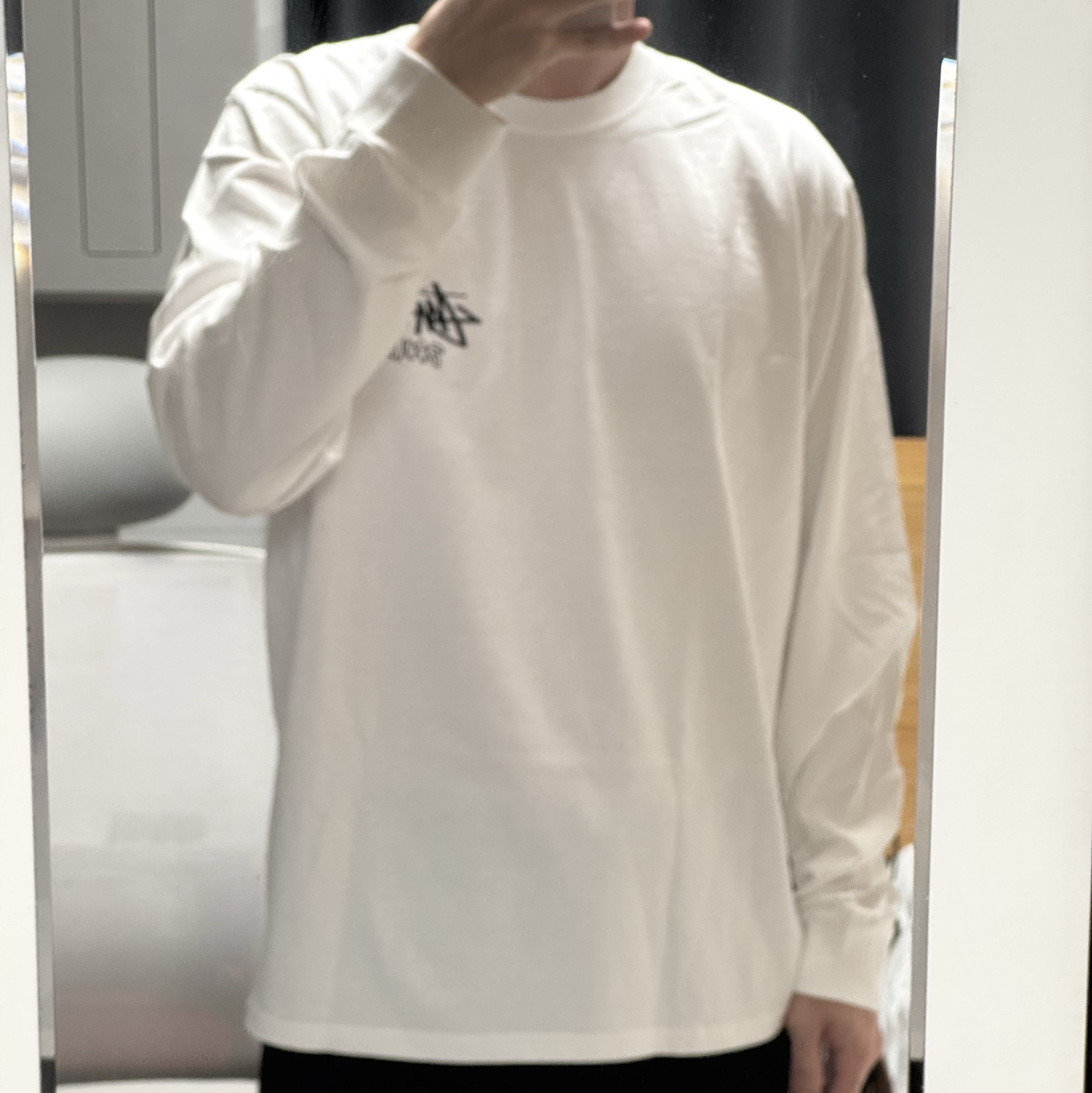 Stussy Stock Seoul LS T-Shirt White 착용 스타일 - 1