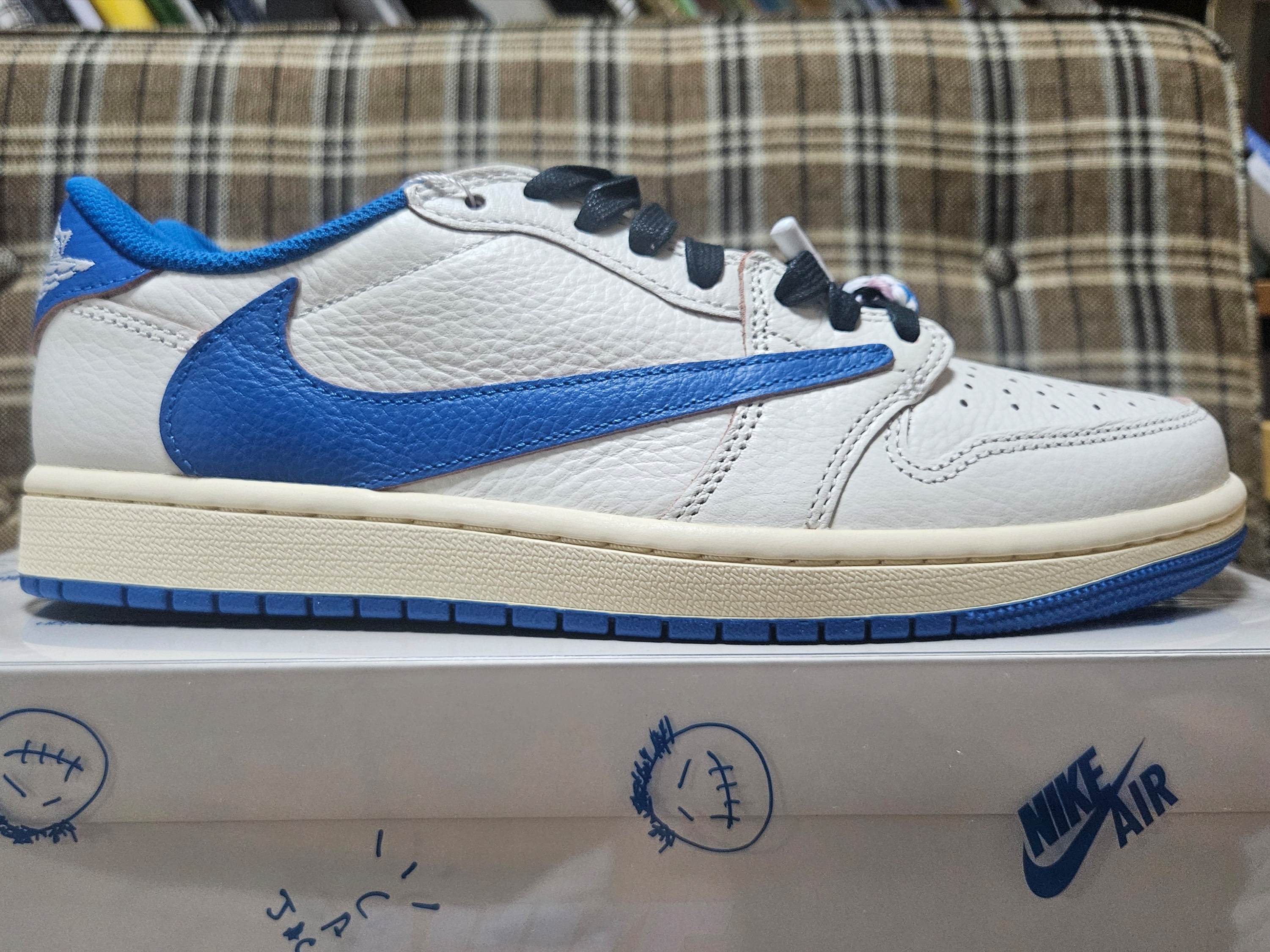 Jordan 1 x Travis Scott x Fragment Retro Low OG SP Sail Military Blue 착용 스타일 - 4