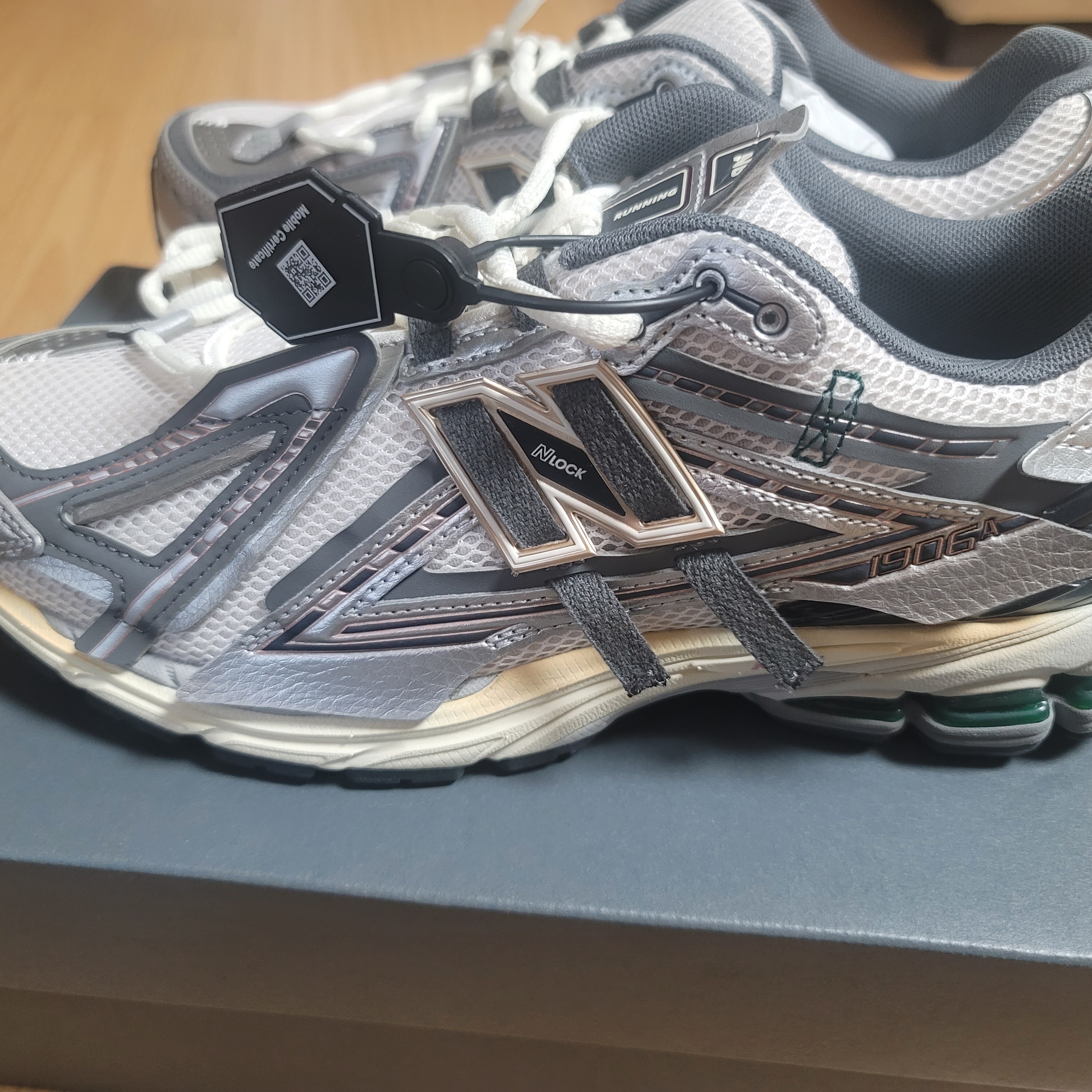 New Balance 1906A Silver Metallic Castlerock 착용 스타일 - 2