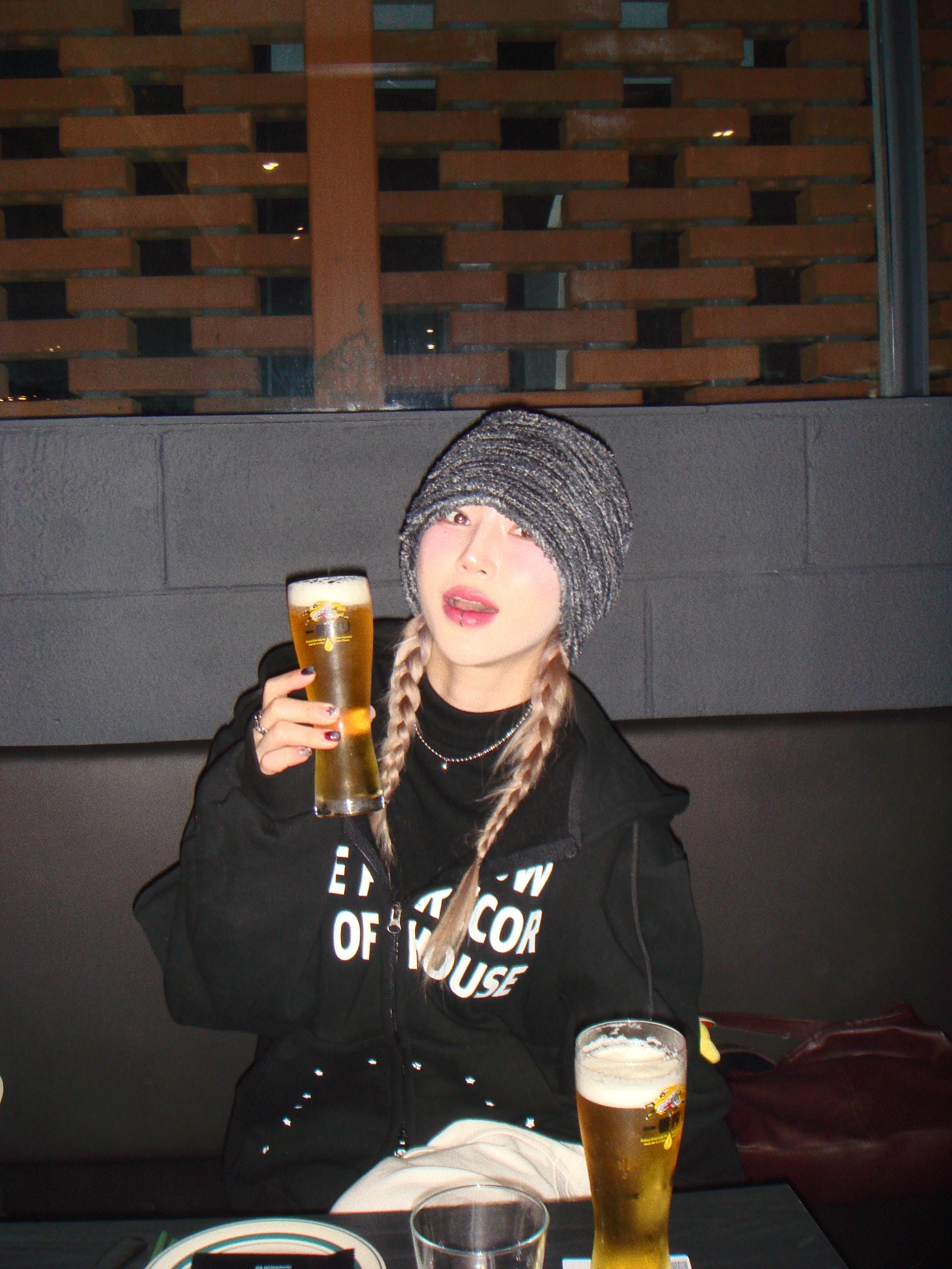 SLOW RECORD HOUSE Typo Star Hood Zip-up Black 착용 스타일 - 3