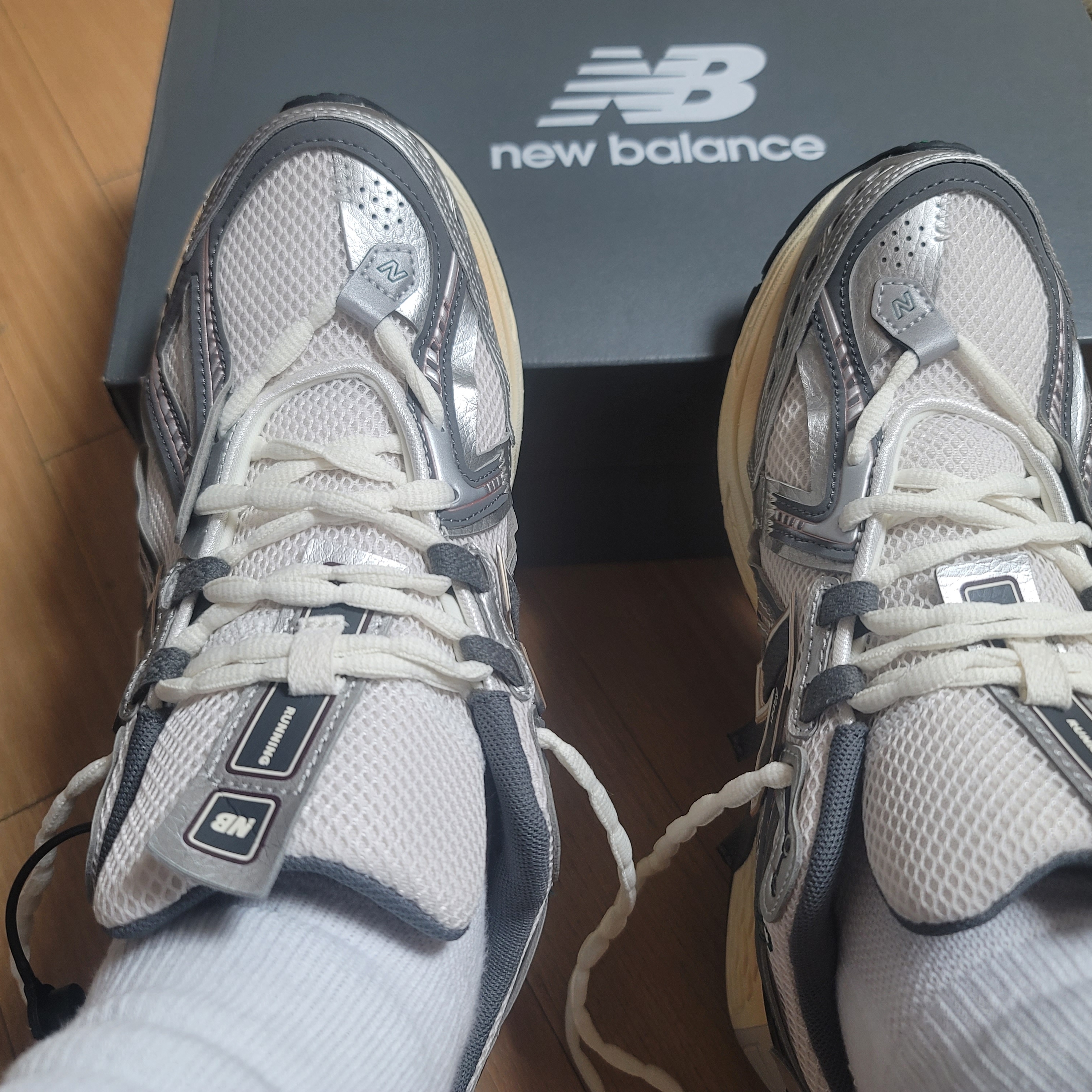 New Balance 1906A Silver Metallic Castlerock 착용 스타일 - 3
