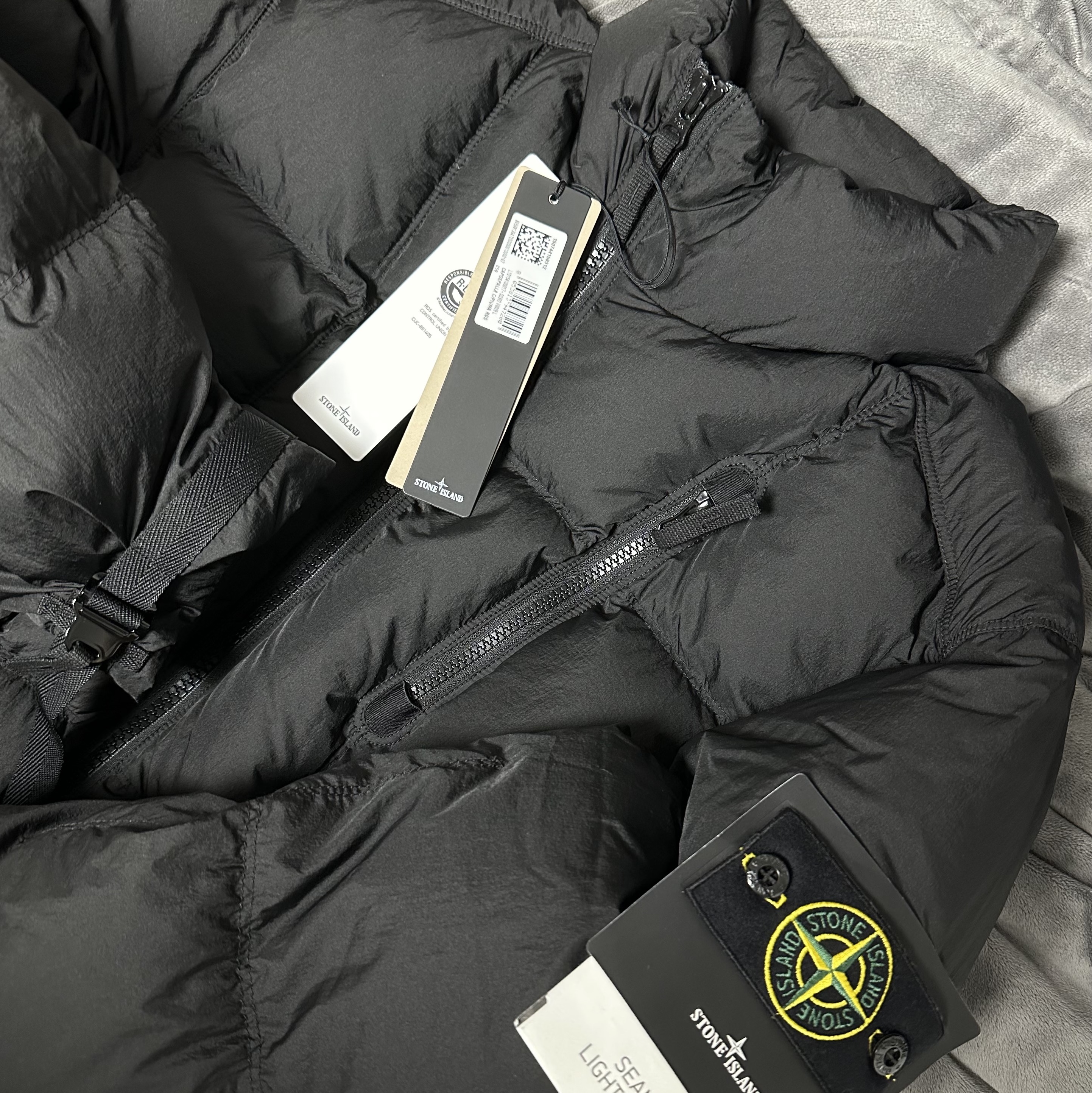Stone Island 4100017 Seam Faded Light Nylon Tela Lightweight Stand Collar Down Jacket Black - 26SS 착용 스타일