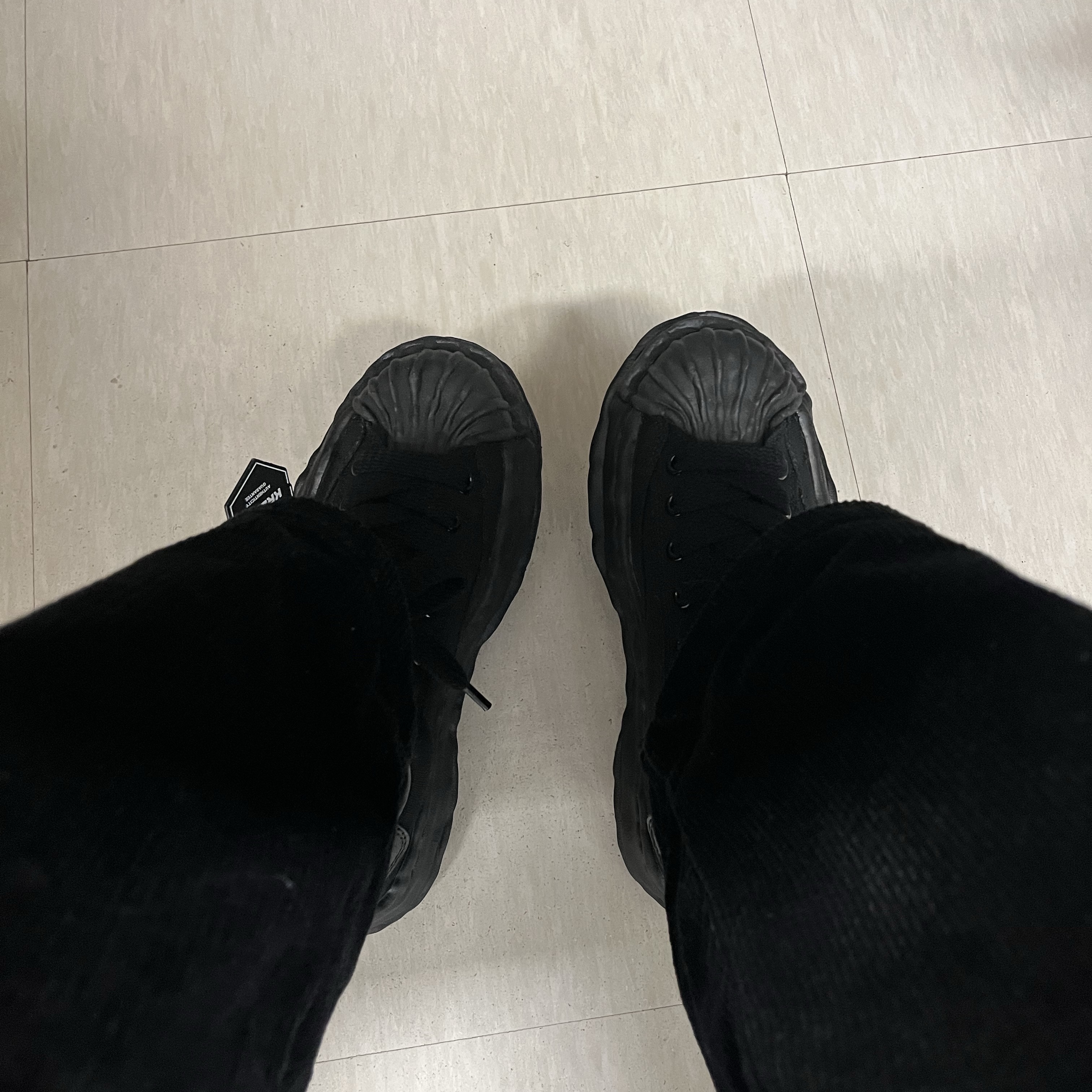 Maison Mihara Yasuhiro Blakey OG Sole Canvas Low-top Sneakers Black Black 착용 스타일 - 5