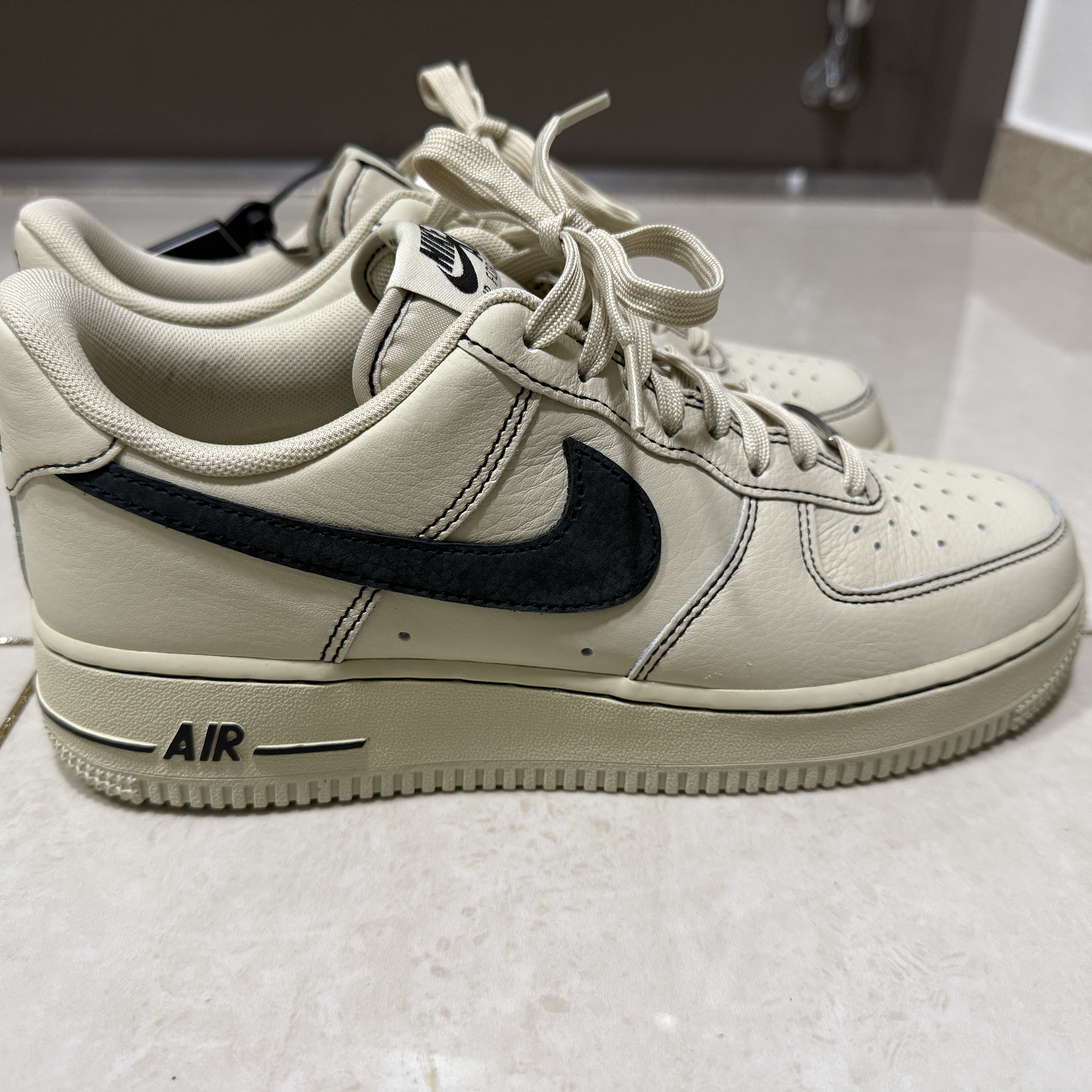 Nike Air Force 1 '07 LV8 Light Khaki Black 착용 스타일 - 2