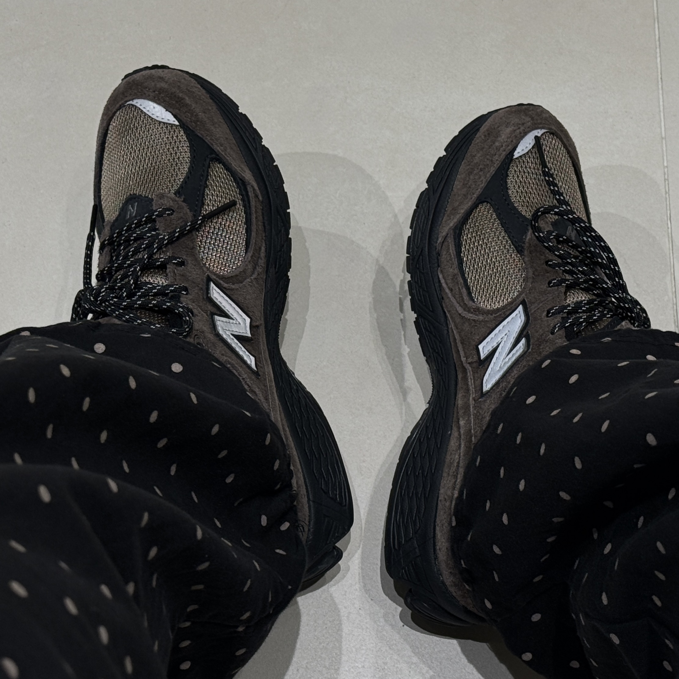 New Balance 2002R Brown Black 착용 스타일
