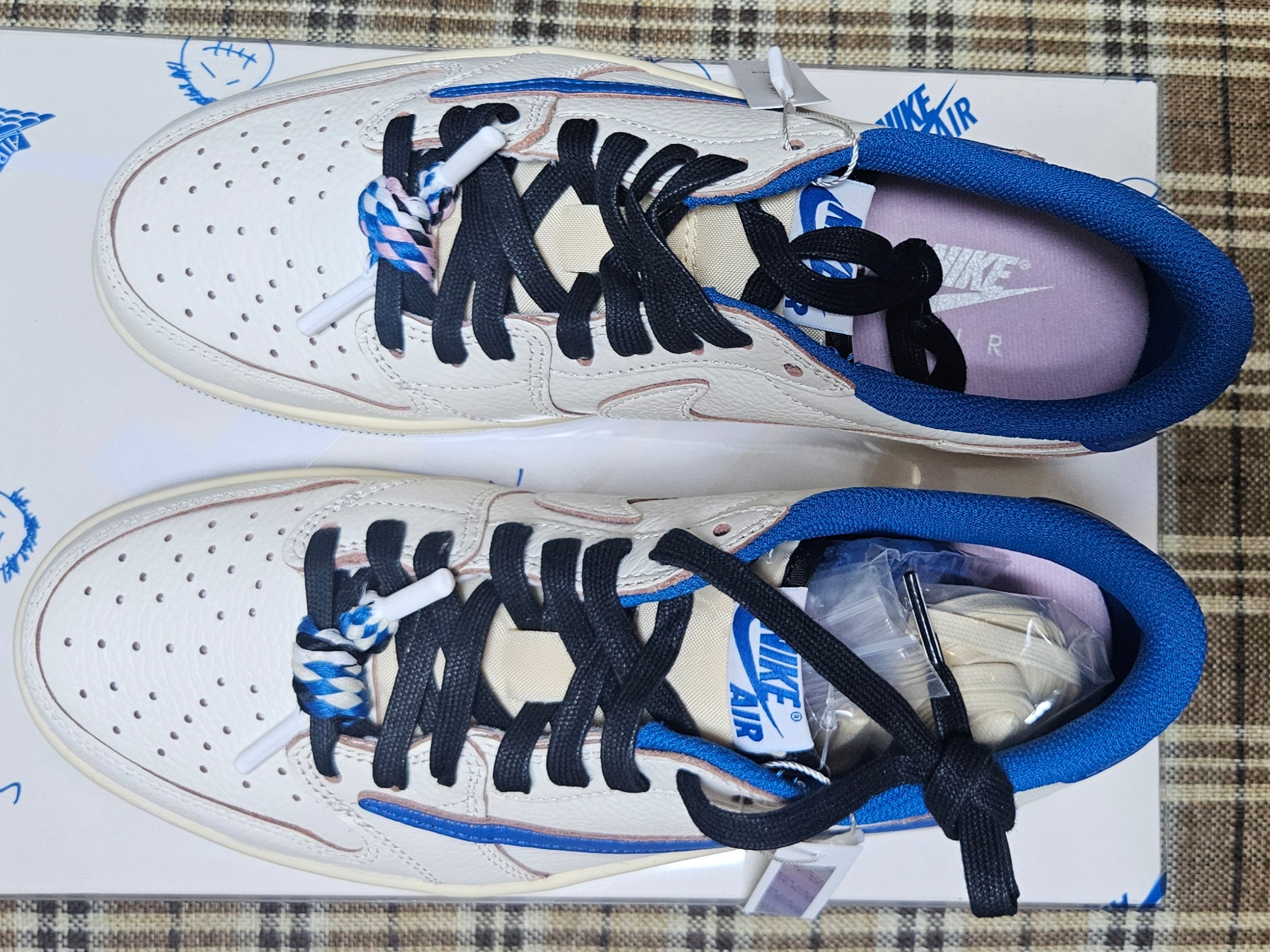 Jordan 1 x Travis Scott x Fragment Retro Low OG SP Sail Military Blue 착용 스타일 - 3