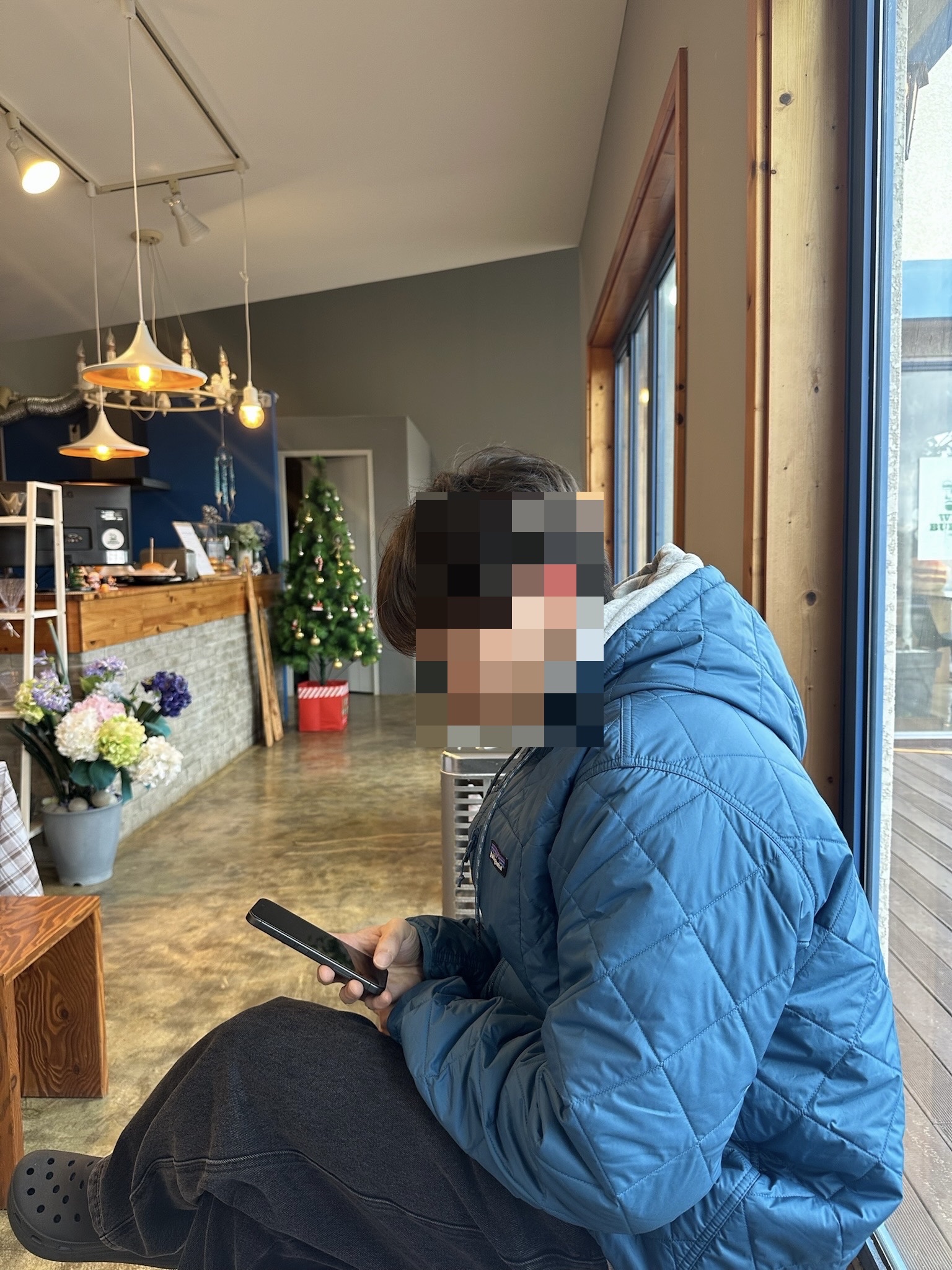 Patagonia Diamond Quilted Bomber Hoody Wavy Blue 착용 스타일