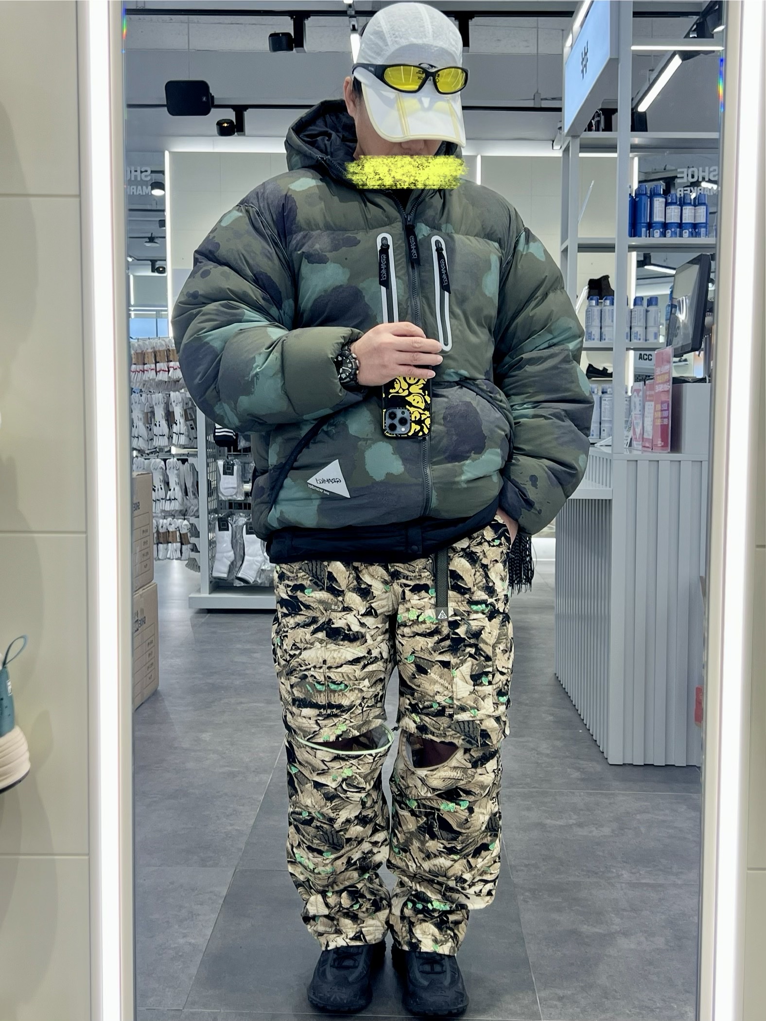 Nike ACG Mountain Fly 2 Low Gore-Tex Black and Dark Smoke Grey, Nike ACG Smith Summit Water-Repellent UV Cargo Pants Parachute Beige Sequoia - Asia 착용 스타일