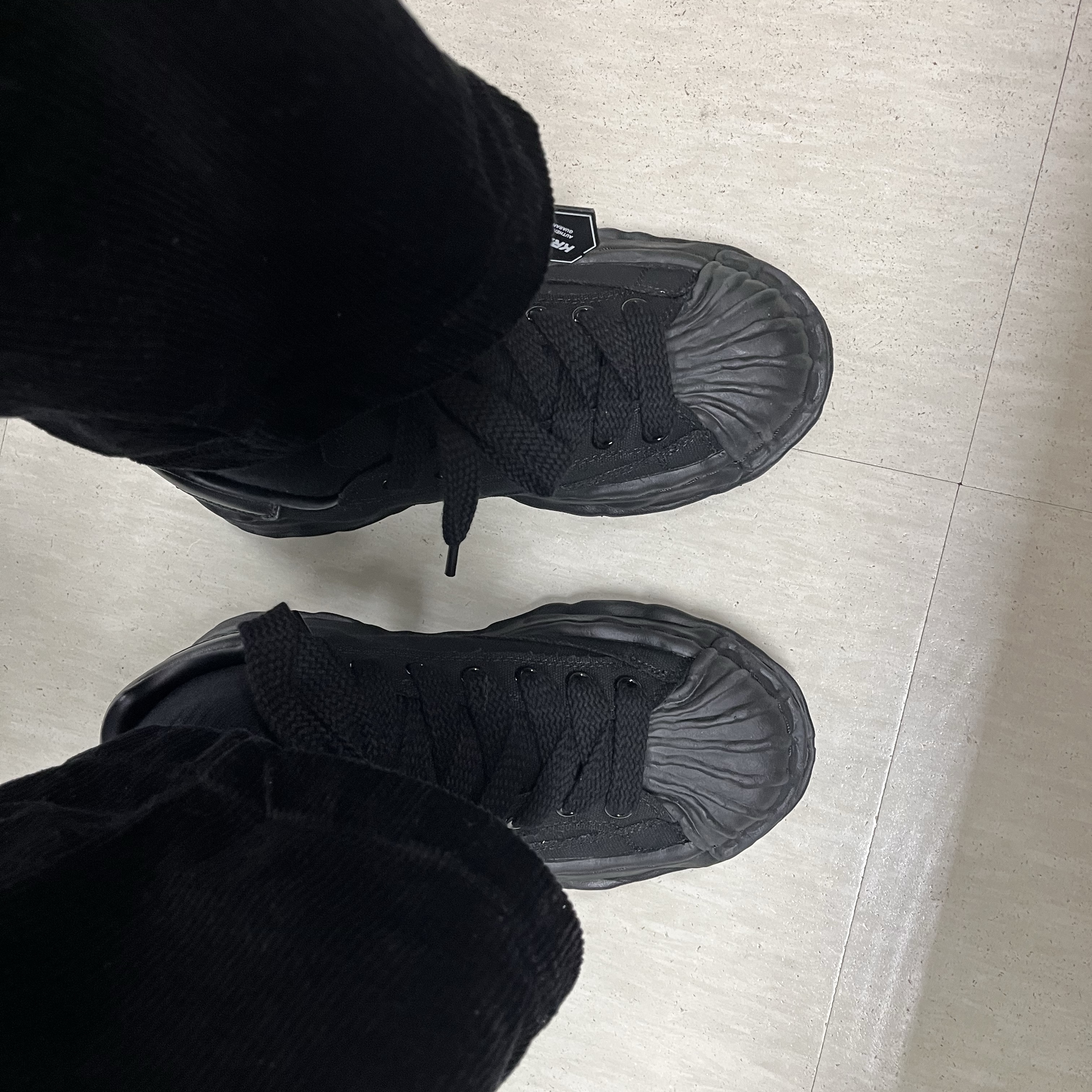 Maison Mihara Yasuhiro Blakey OG Sole Canvas Low-top Sneakers Black Black 착용 스타일 - 2