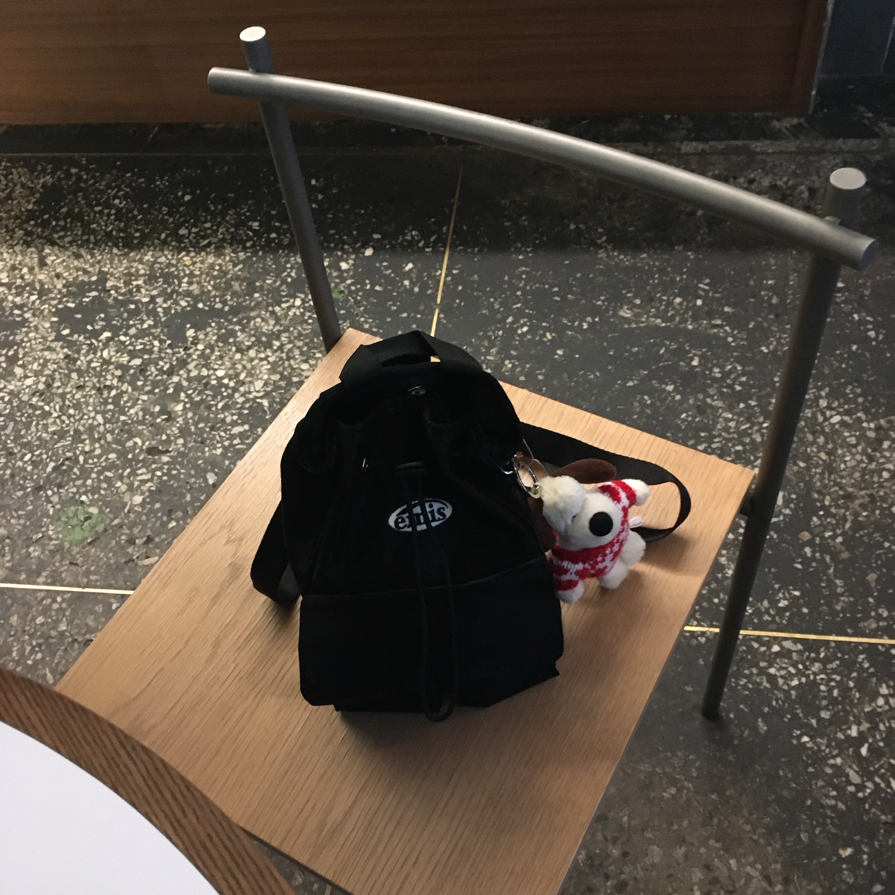 Emis Mini Wappen Pocket Backpack Black 착용 스타일 - 1