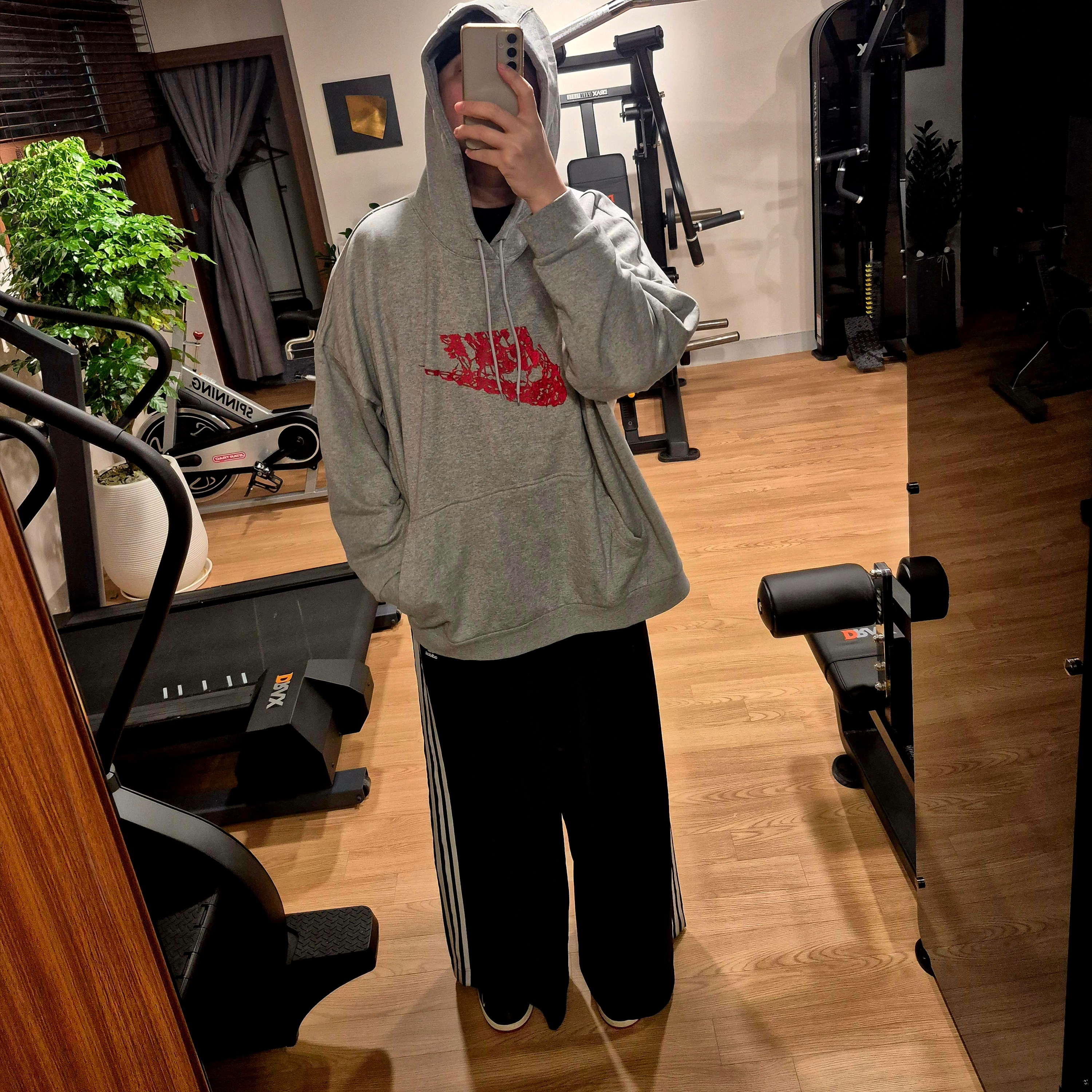 Jordan 1 x Nigel Sylvester Retro Low OG Better With Time, Nike x Stranger Things NRG OS VECNA Hoodie Dark Grey Heather Light Smoke Grey (IB5660-063) 착용 스타일