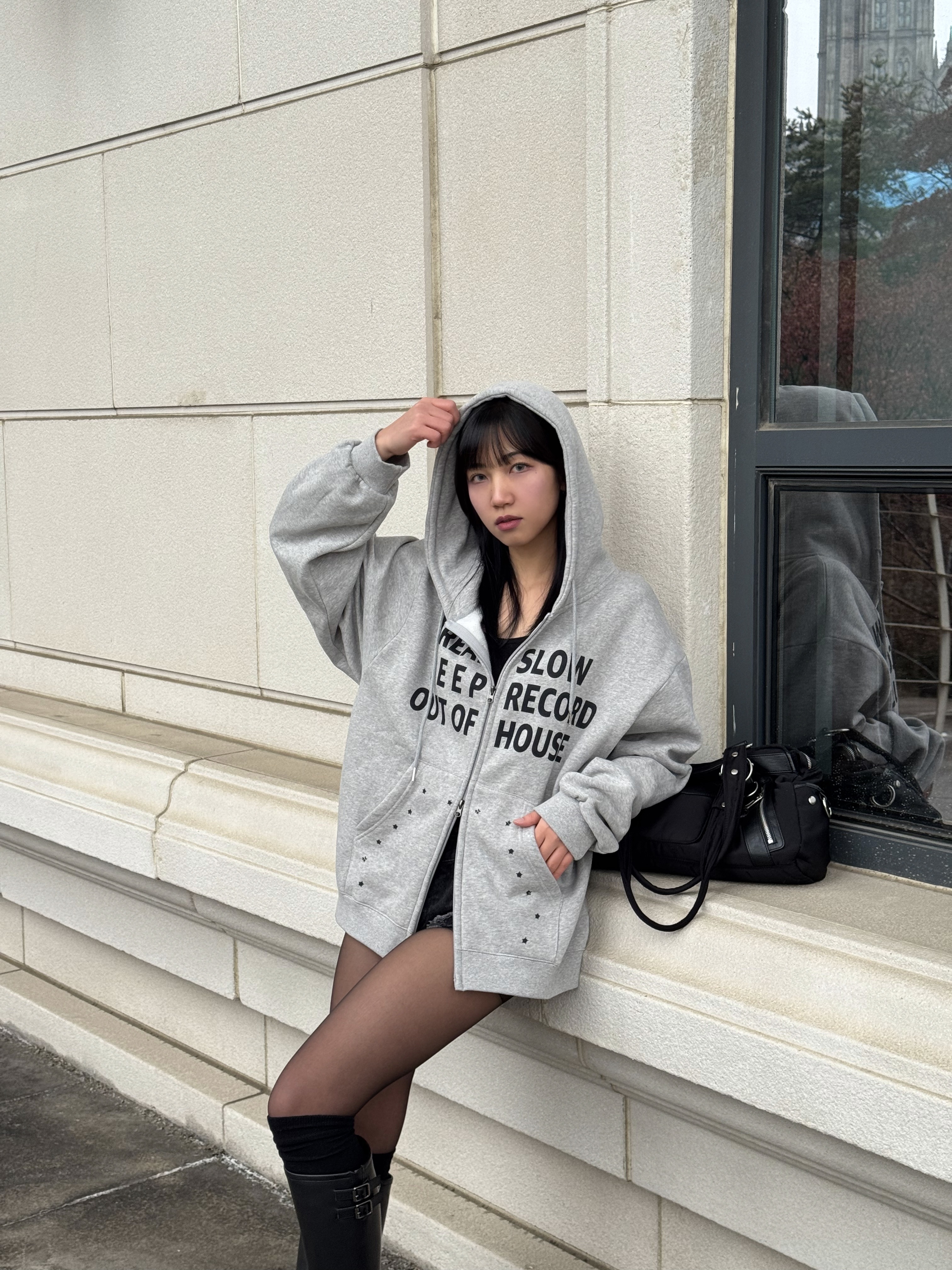 SLOW RECORD HOUSE Typo Star Hood Zip-Up Grey 착용 스타일 - 1