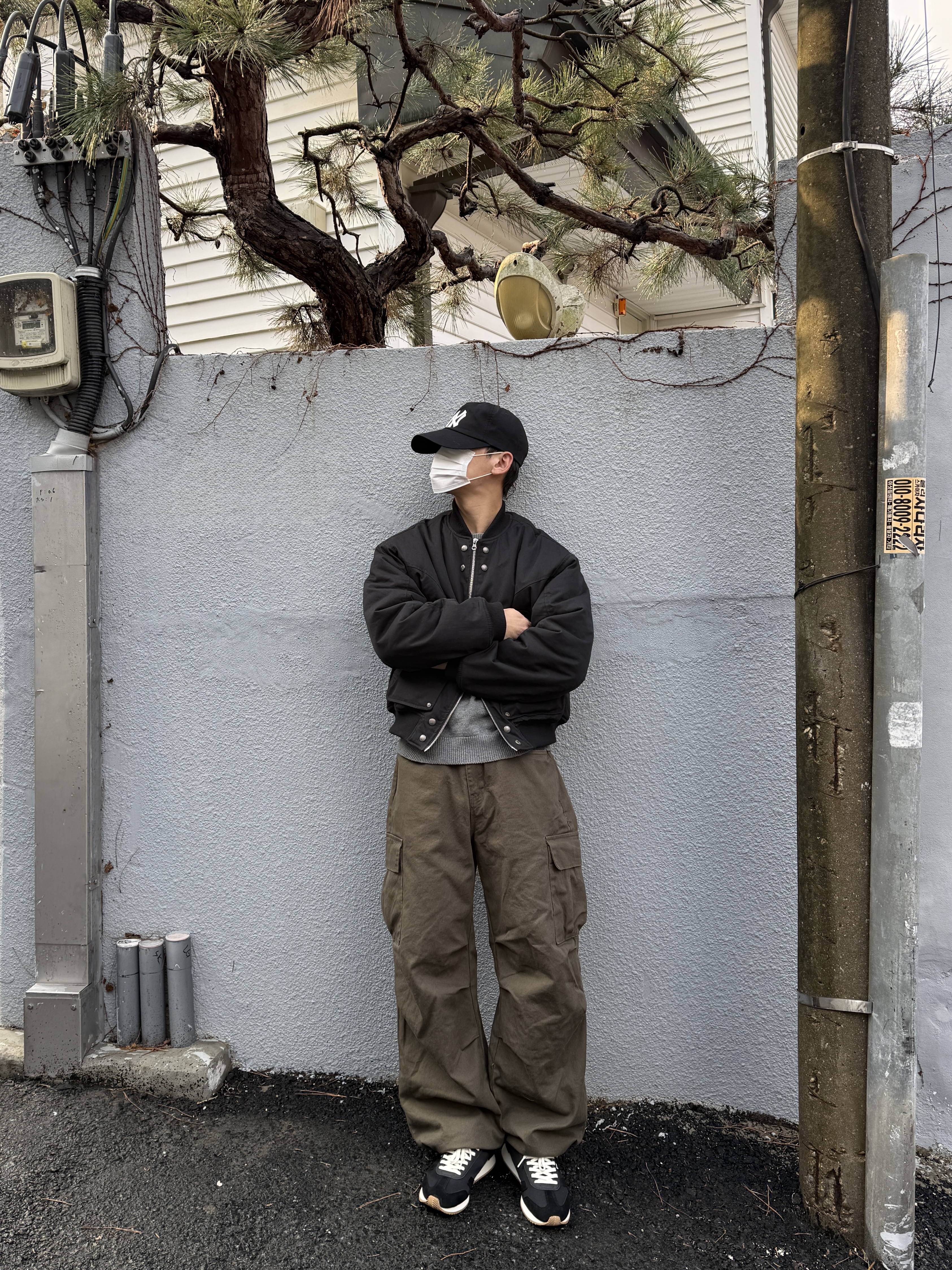 New Era 59Fifty MLB Authentic New York Yankees Game Navy, New Era x MoMA New York Yankees Cap Black 착용 스타일 - 1