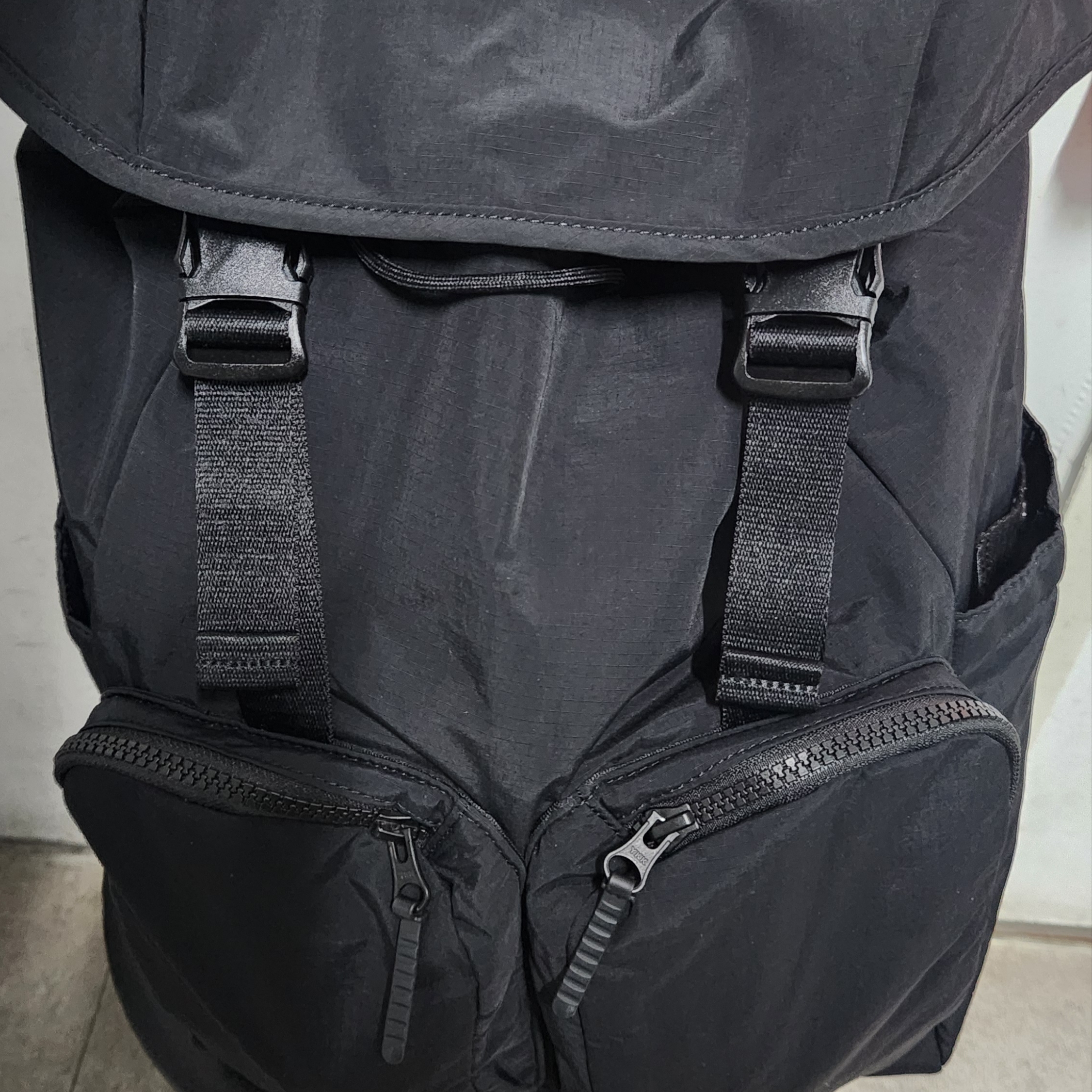Uniqlo Multi Pocket Backpack Black 착용 스타일