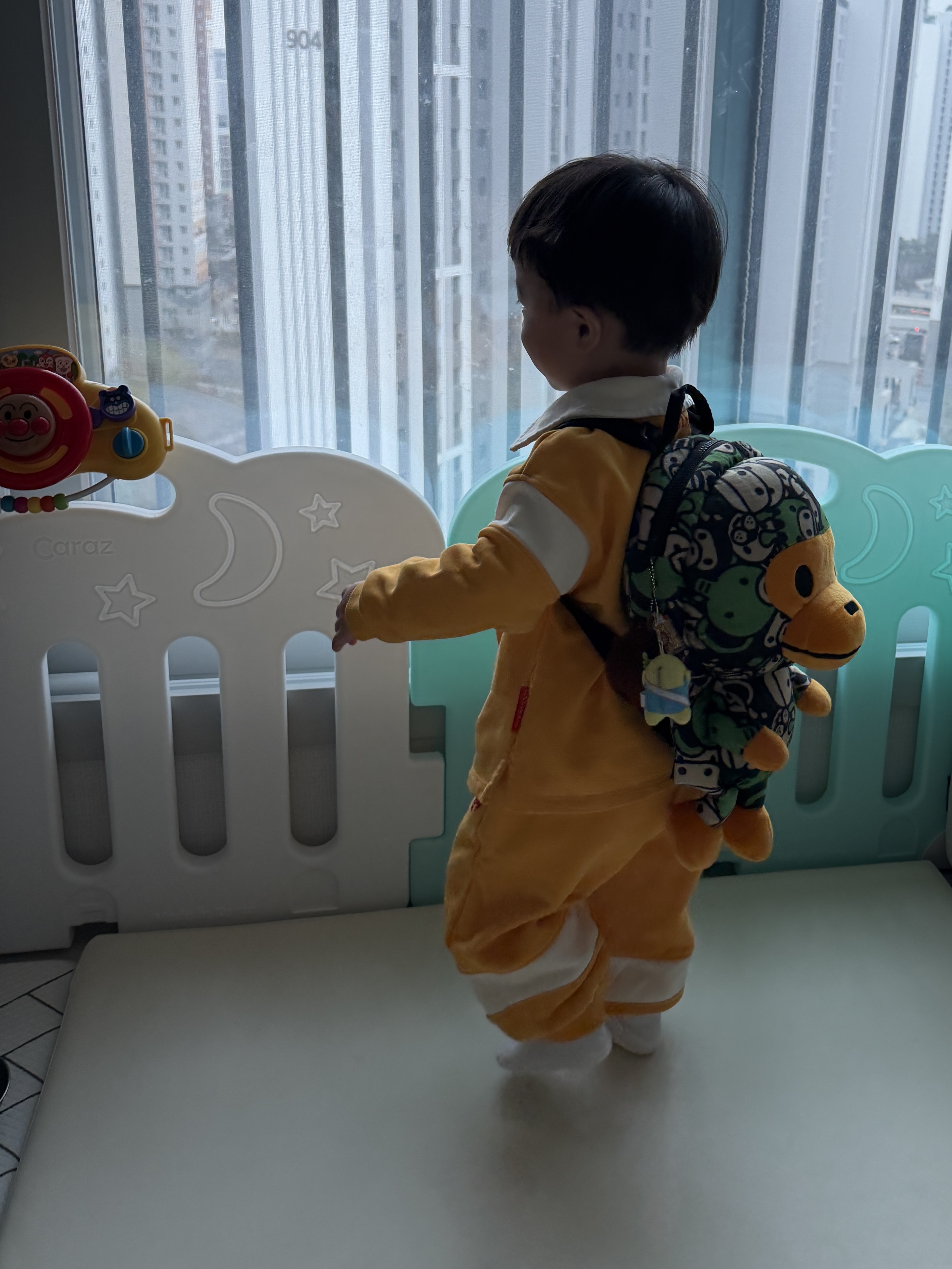 BAPE Baby Milo Plush Backpack Green 착용 스타일 - 3